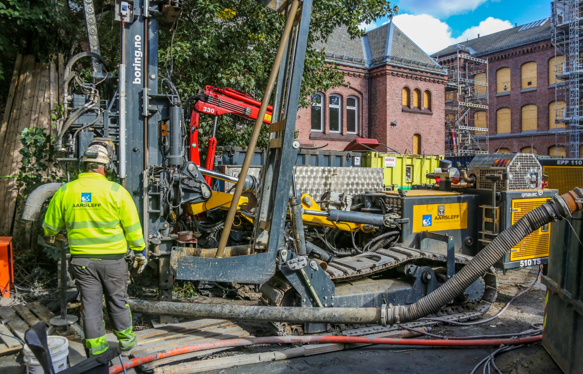 Aarsleff Fundamentering & Boring AS borer 16 energibrønner på verneverdige Lilleborg skole. Alt foregår utslippsfritt. (Foto: Runar F. Daler)