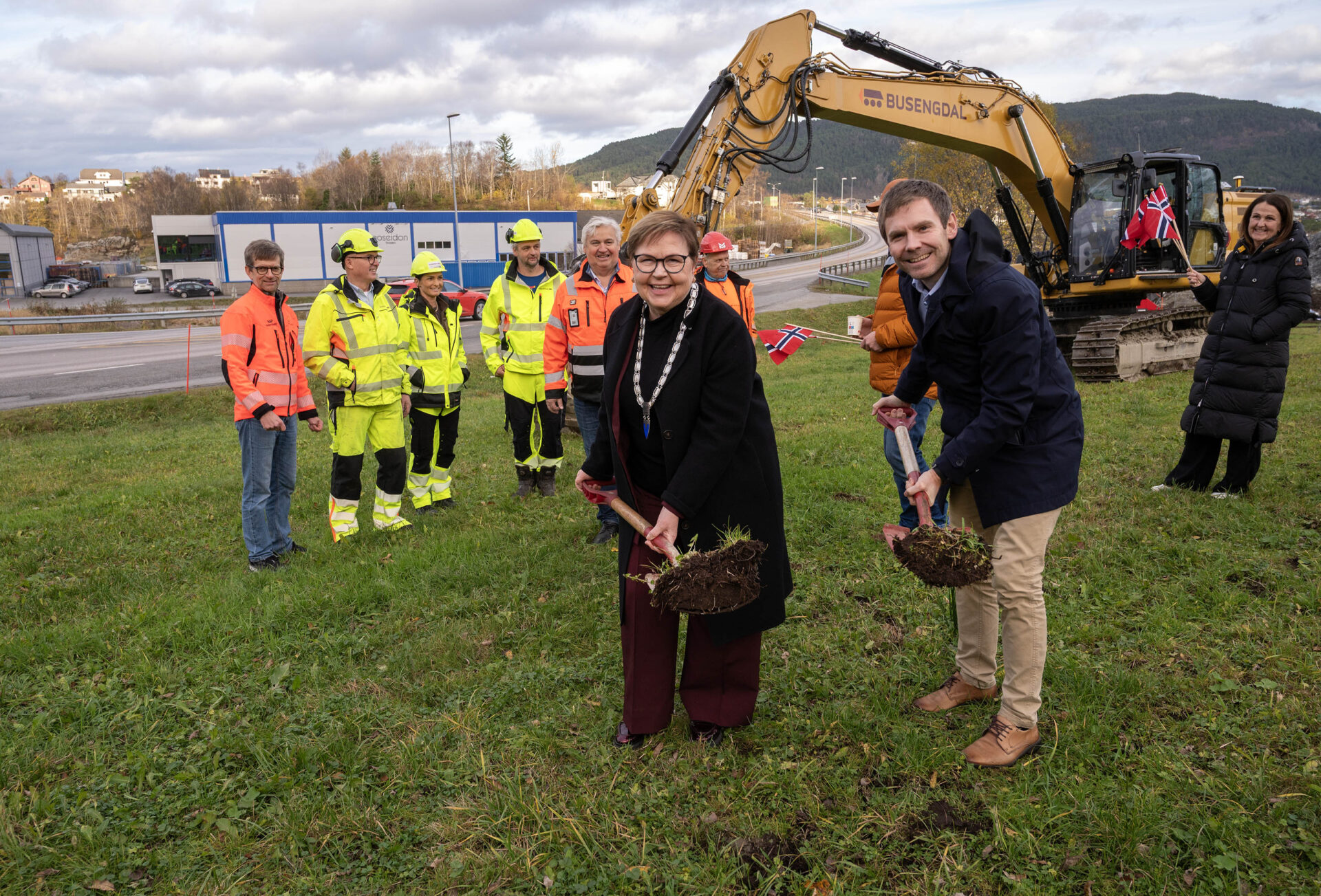 Statssekretær Tom Kalsås og Sula-ordførar Turid Humlen tok spadene fatt i Veibustkrysset, med representanter fra entreprenøren Busengdal AS og Veivesenets prosjektledelese i bakgunnen. (Foto: Ole Kristian Åset, Statens vegvesen)
