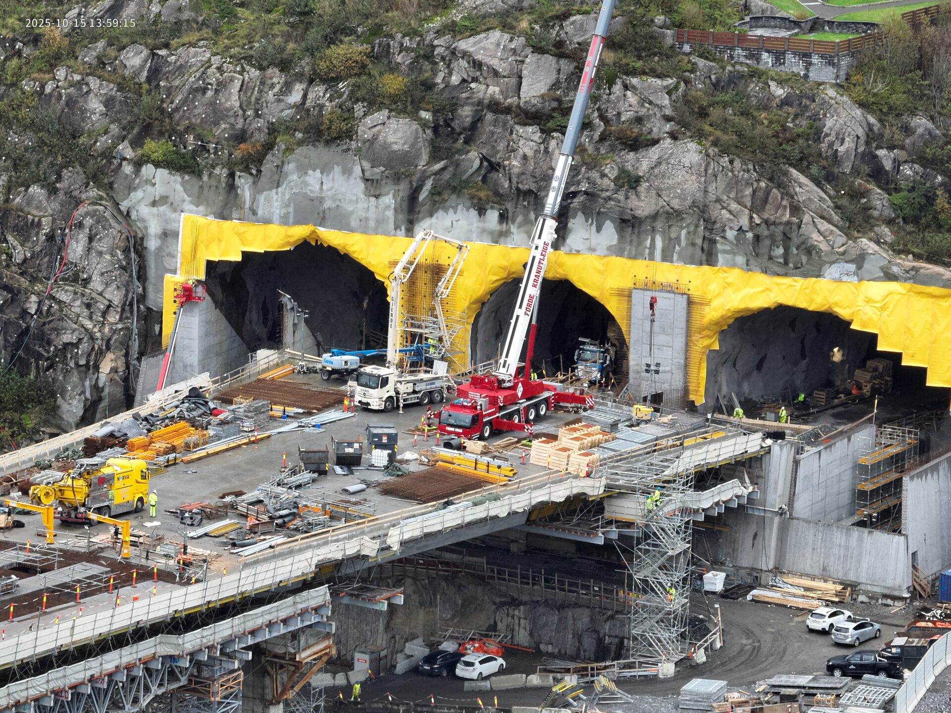 Drotningsviktunnelen sett fra Drotningsvik. Gjennomslaget kom ca. 50 m inn i tunnelen midt i bildet. Til venstre er gang- og sykkeltunnelen. (Foto: Bjarte Ågotnes Olsen, Statens vegvesen)