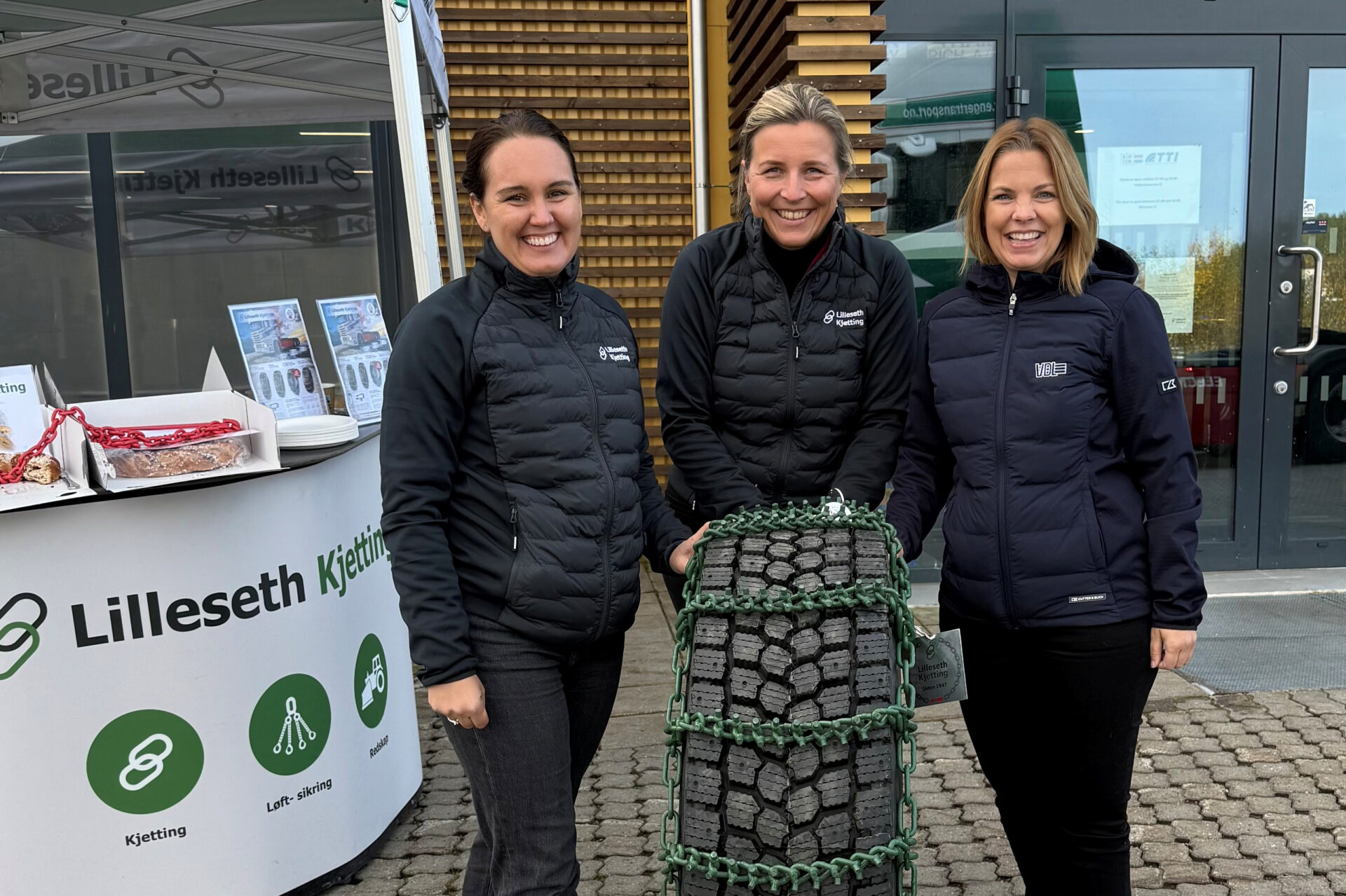 Tradisjonen tro ble overgangen til vintersesongen behørig markert med «Kjettingens Dag». Fra venstre: Marthe Ødegaard (markedssjef, Lilleseth Kjetting), Stine Lilleseth (fungerende daglig leder, Lilleseth Kjetting) og Mari Mathisen (marketing & communication, VDL Truck & Trailer Industry). (Foto: Lilleseth Kjetting)