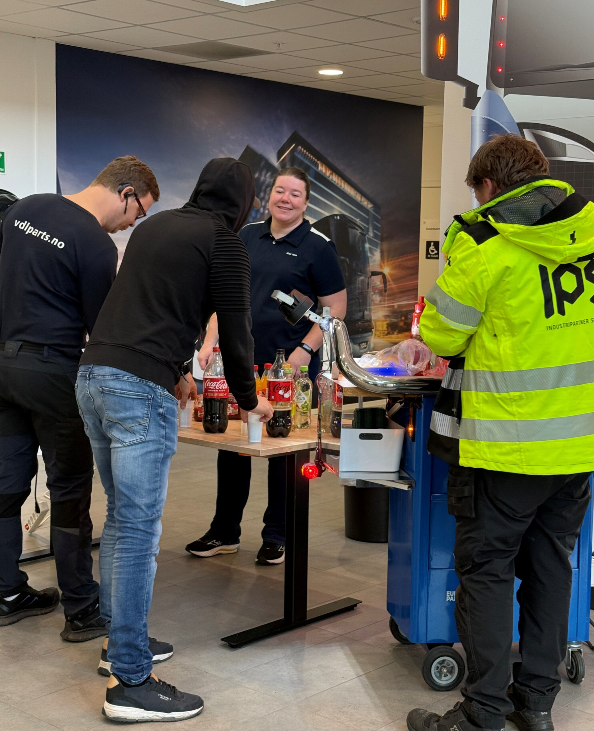 Transportører, sjåfører og andre bransjefolk kunne få en grundig gjennomgang av kjettingbruk på "Kjettingens dag". Det var også mulig å supplere kjettingbeholdningen sin i forkant av vinteren. (Foto: Lilleseth Kjetting)