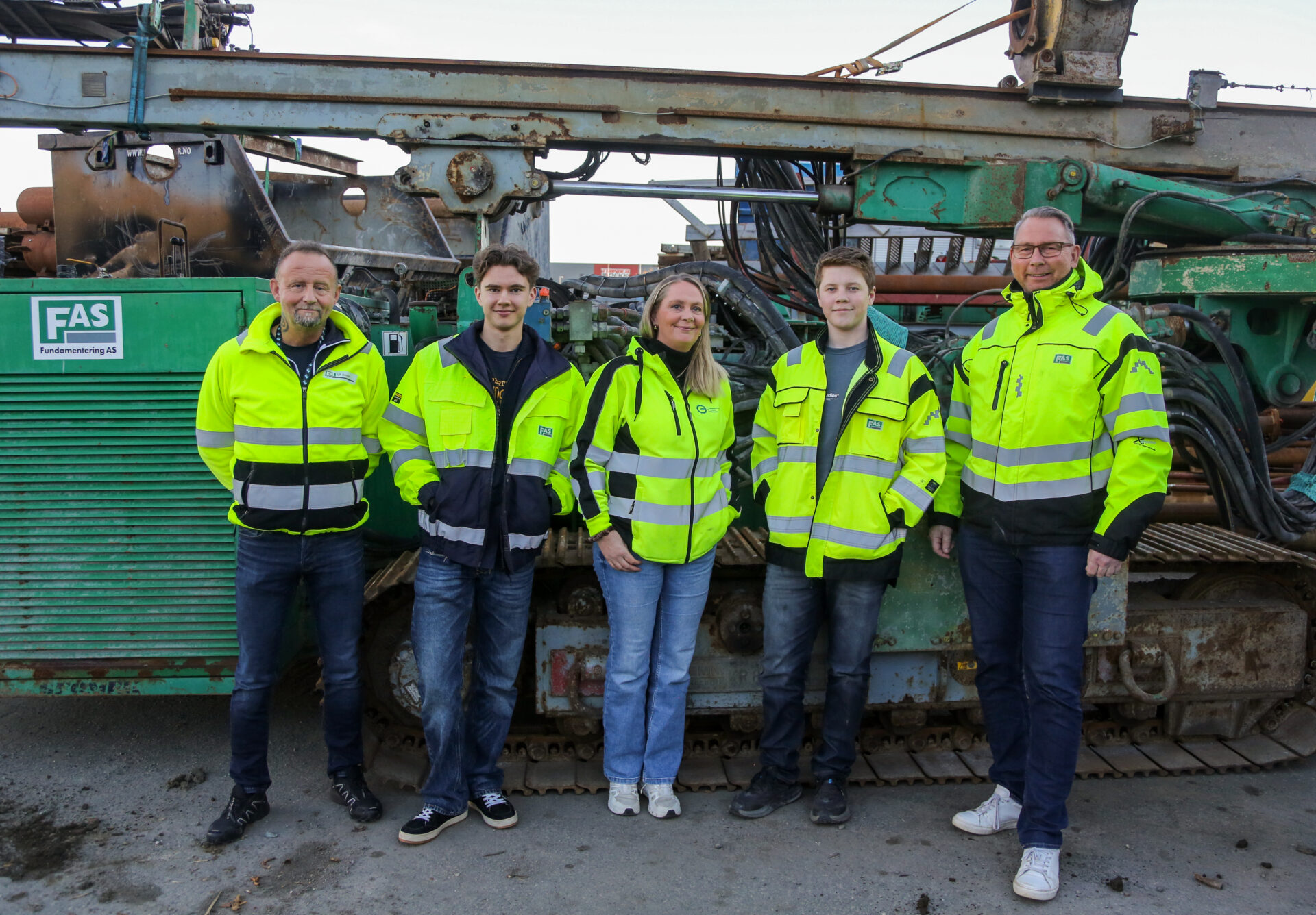 NOMINERT: Stein Robert Haugen (faglig leder), William Johansen (lærling), Venche Kulbotten (OKAB-konsulent), Daniel Reberg (lærling) og HR-leder Willy Berdahl. (Foto: Runar F. Daler)