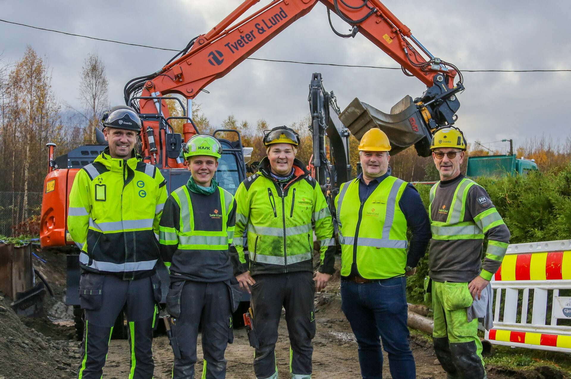 FORNØYD GJENG: OKAB-konsulent Ole-Kristian Bonstad, lærlingene Henrik Dolven og Anders Kristian Lund, faglig leder Kent-Anders Jensen og anleggsrørlegger Kjell Ivar Grimholt. (Foto: Runar F. Daler)
