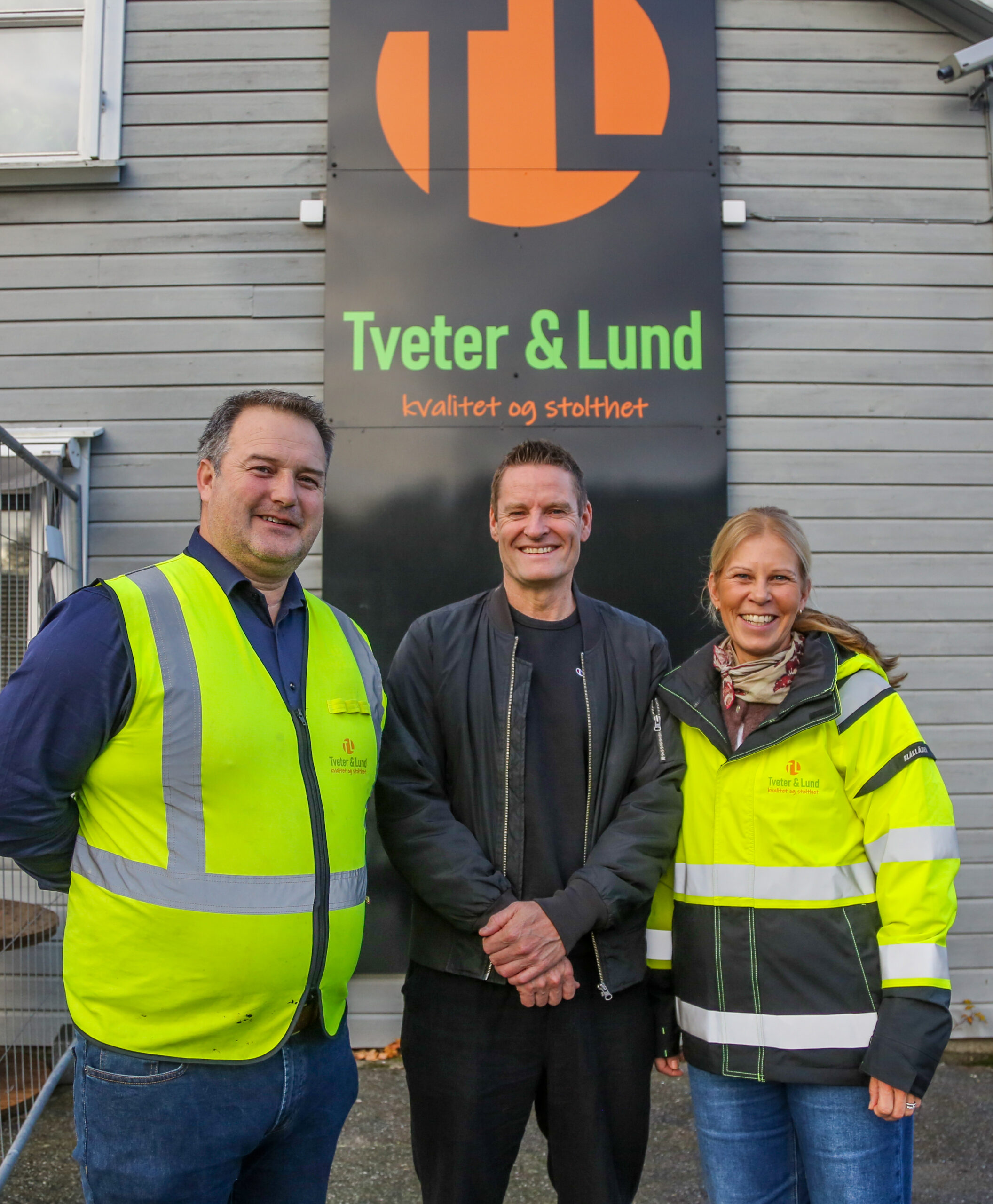 OPPRIKTIG GLADE I FOLK: – Bedriften er oppriktig glad i folk, og det gjennomsyrer alt de gjør, sier prosjektleder for Våre Unge, Henning Weider (i midten). Han er flankert av Kent-Anders Jensen og Cecilie V. Bakke i Tveter & Lund. (Foto: Runar F. Daler)