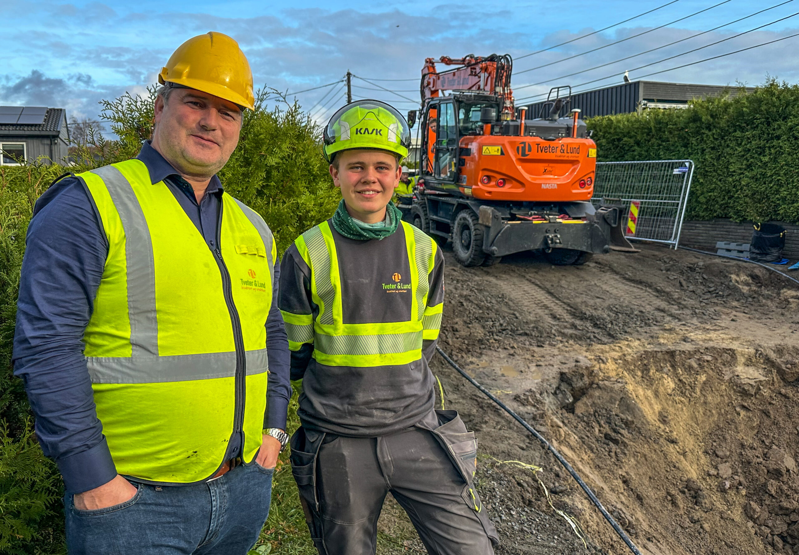 ANLEGGSRØRLEGGER: Faglig leder Kent-Anders Jensen sammen med Henrik Dolven, som startet som anleggsrørleggerlærling i sommer. (Foto: Runar F. Daler)