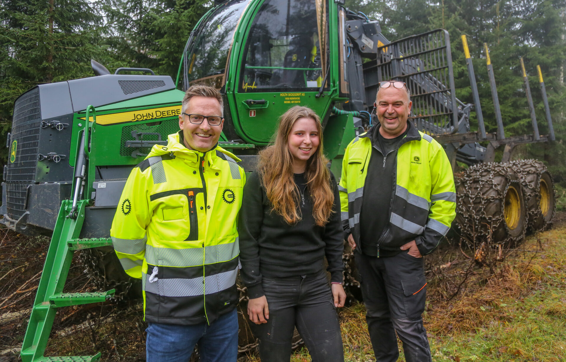 Etter mange års målrettet satsing på ungdom, rekruttering og kompetanse, er Holth Skogsdrift nå nominert til prisen for Årets lærebedrift. Her er, fra venstre, OKAB-konsulent John-Are Silset, lærling Annika Holth og daglig leder Jan Birger Holth. (Foto: Runar F. Daler)