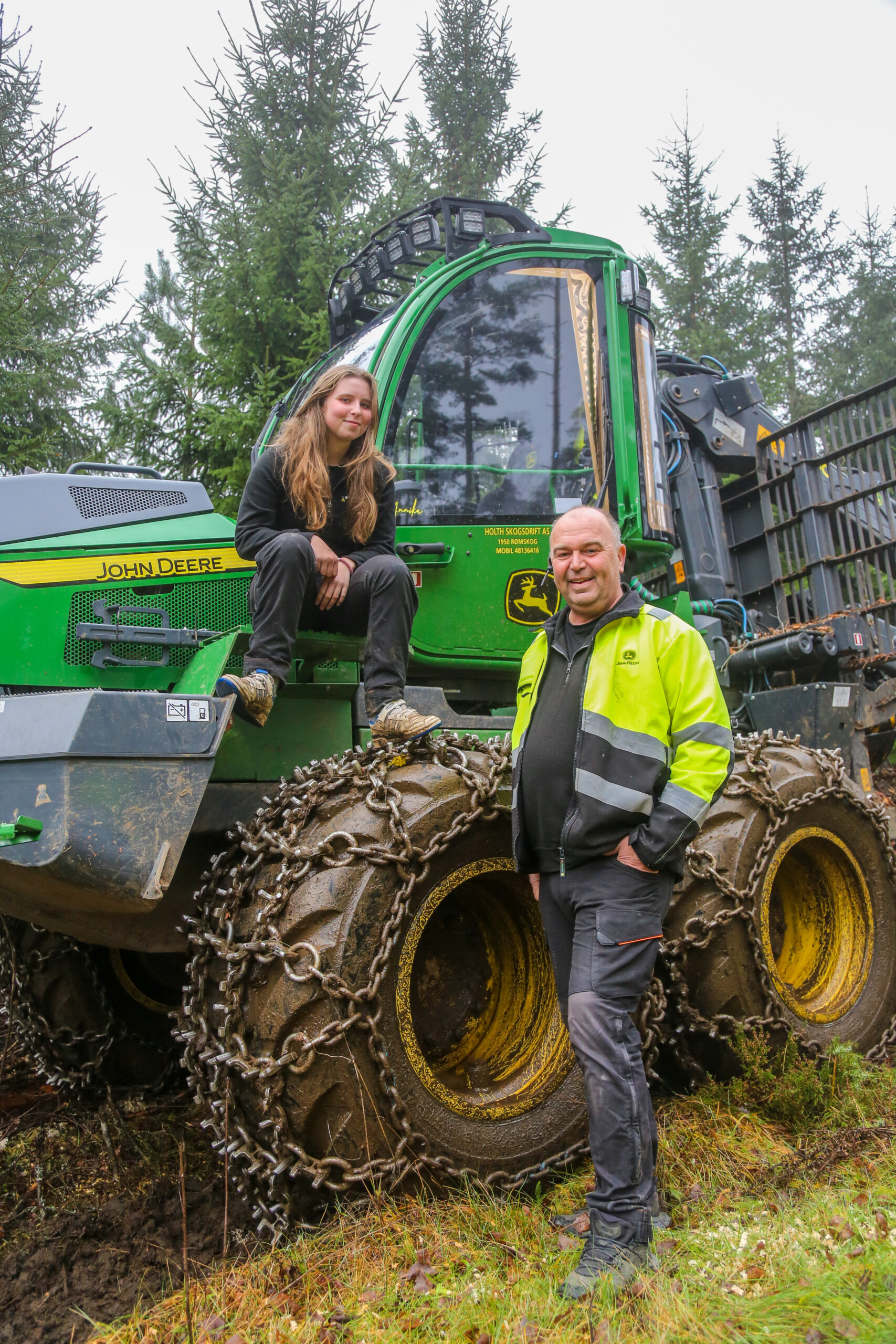 Far og datter: Lærling Annika Holth og daglig leder Jan Birger Holth. (Foto: Runar F. Daler)