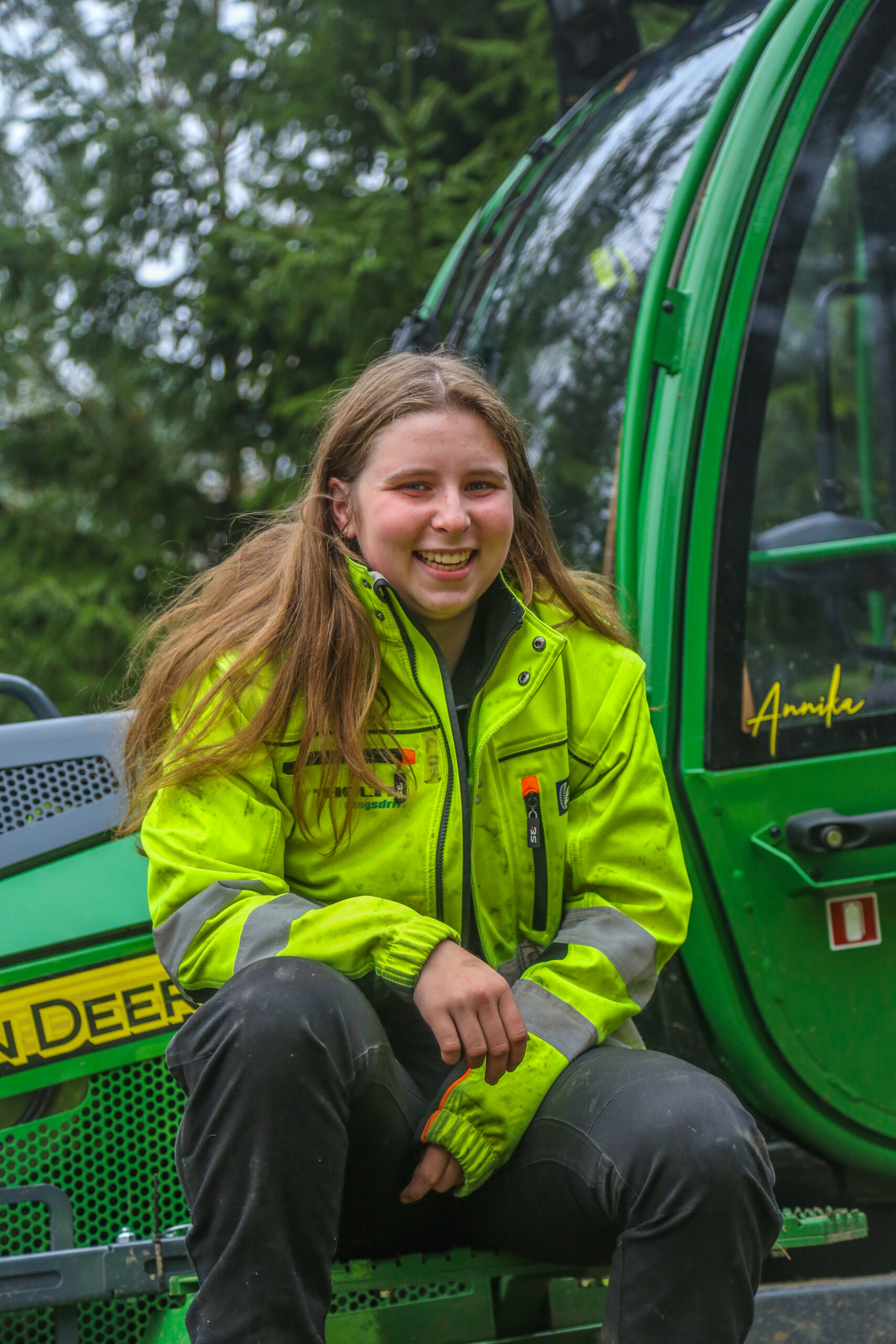Annika Holth er en av Holth Skogsdrifts fire lærlinger. Hun stortrives både i bransjen og bedriften.(Foto: Runar F. Daler)