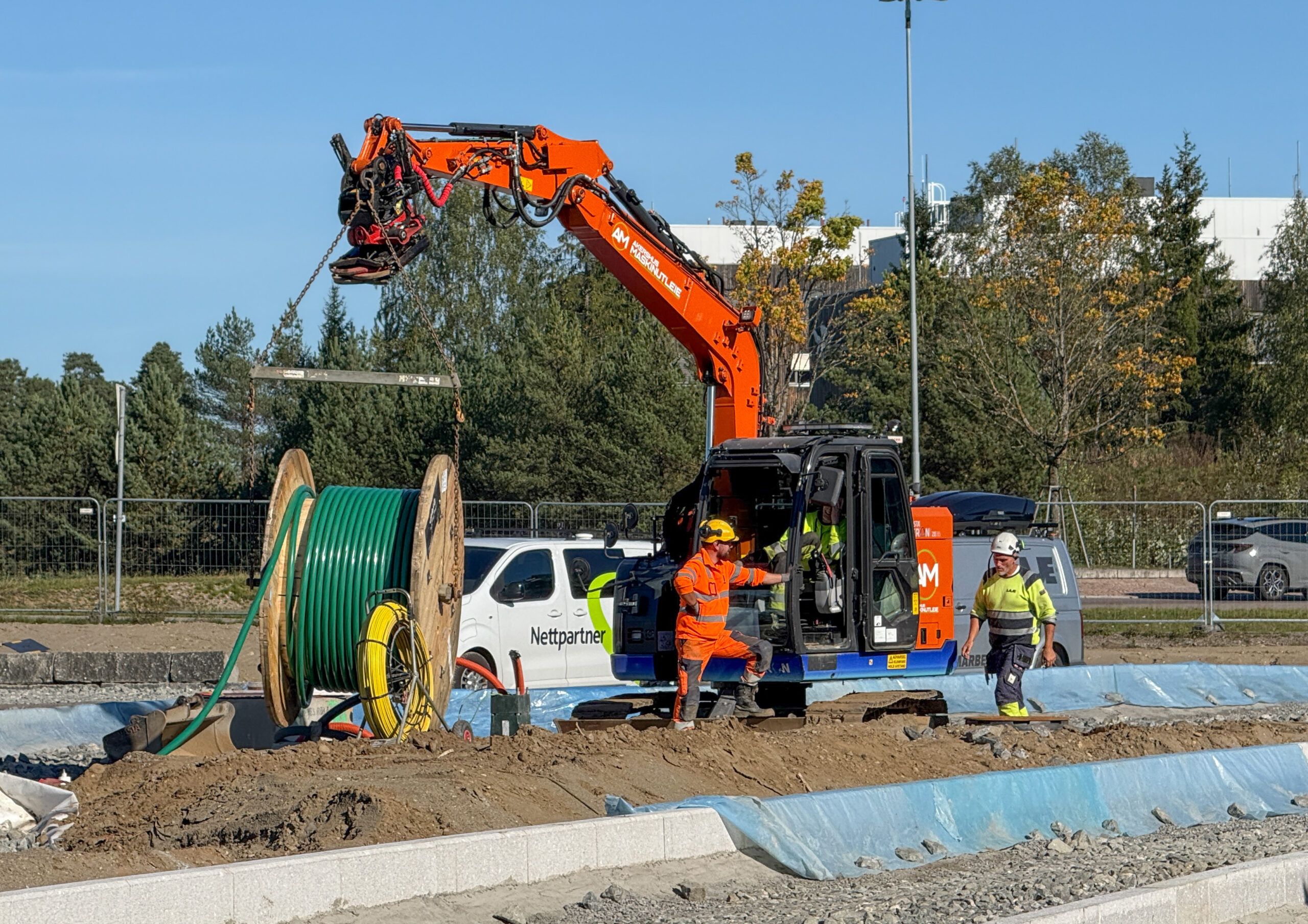 Det nærmer seg ferdigstillelse av døgnhvileplassen, og det er få masseforlytningsmaskiner igjen på området. Hitachi Zeron ZE85 blir blant annet brukt til legging av kabler til belysning og ladestasjoner. (Foto: Njål Hagen)