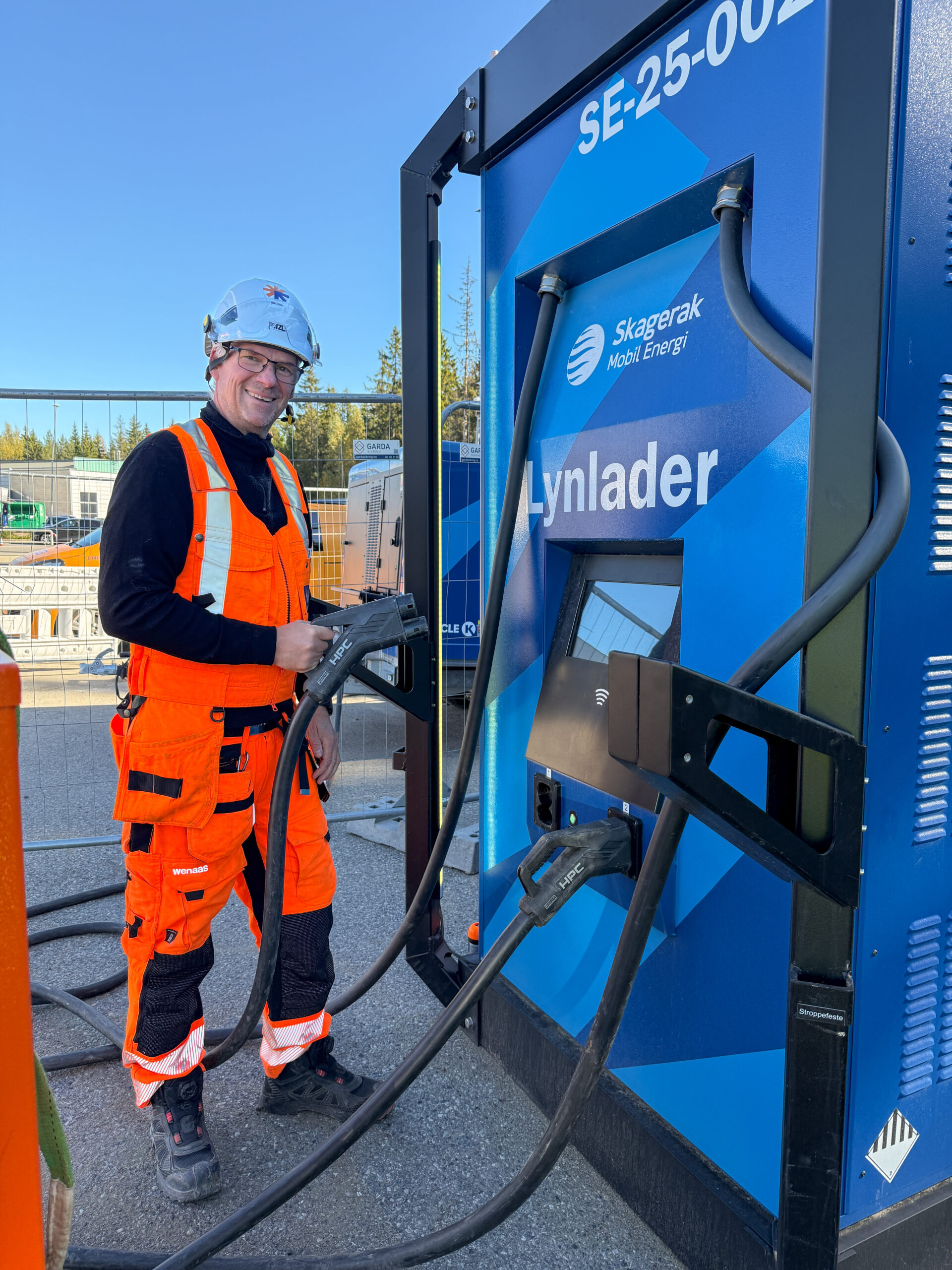 Arild Grov, anleggsleder hos Mesta, forteller at selskapet har fått kjempeerfaring med bruk av elektriske maskiner og forskjellige ladeløsninger etter flere nullutslippsprosjekter, og han er veldig fornøyd med oppfølgingen de har fått fra Skagerak Energi på dette prosjektet. (Foto: Njål Hagen)
