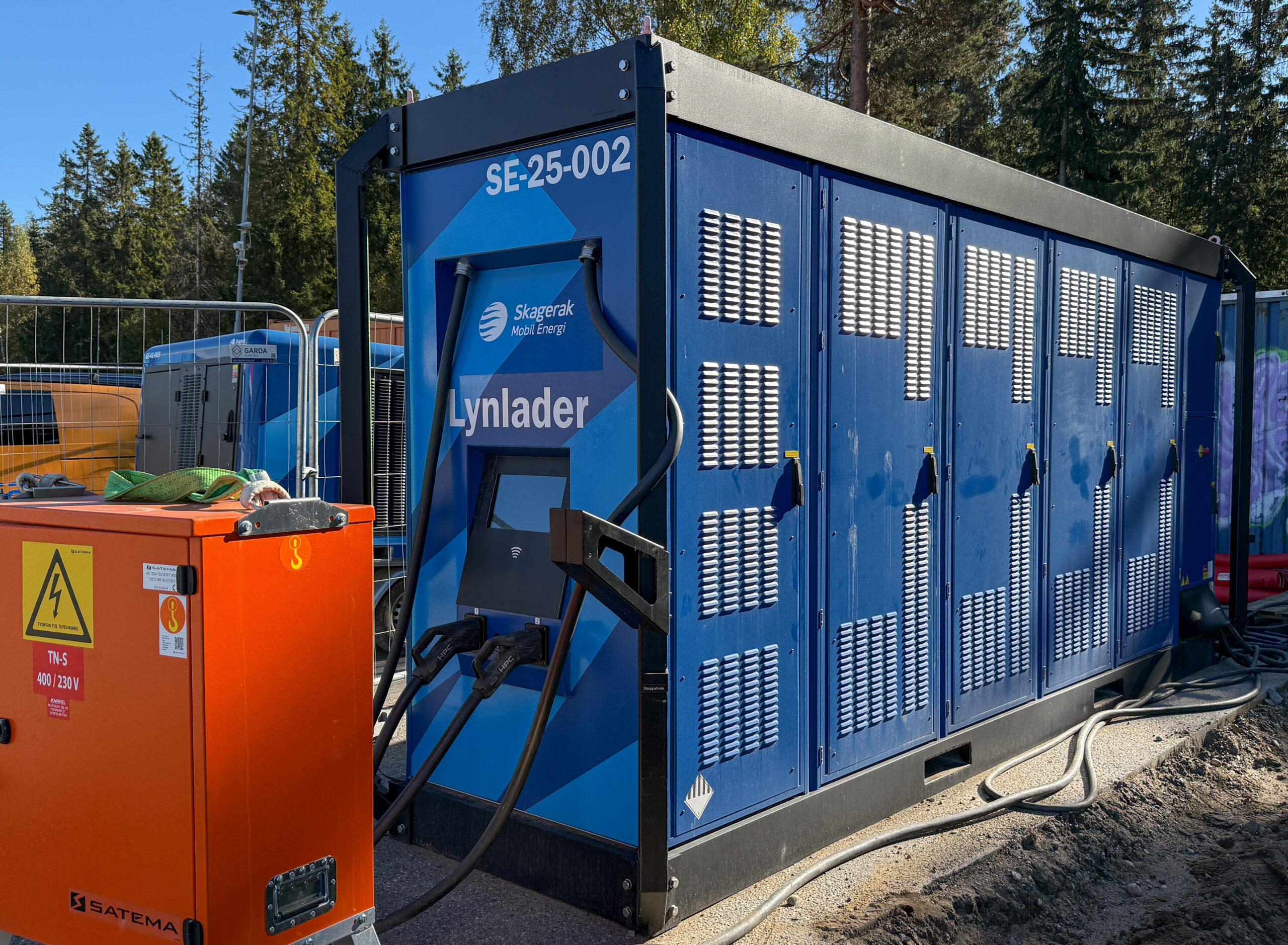 Ladetårnet, med betegnelsen Skagerak Hub III, har en effekt på 480 kW og batterikapasitet på 500 kWh (gjenbruksbatterier). De er mobile og bygget for å tåle røff bruk, og er utstyrt med målere på alle inn- og utganger, og kan gi nøyaktige forbruksrapporter i sanntid. (Foto: Njål Hagen)