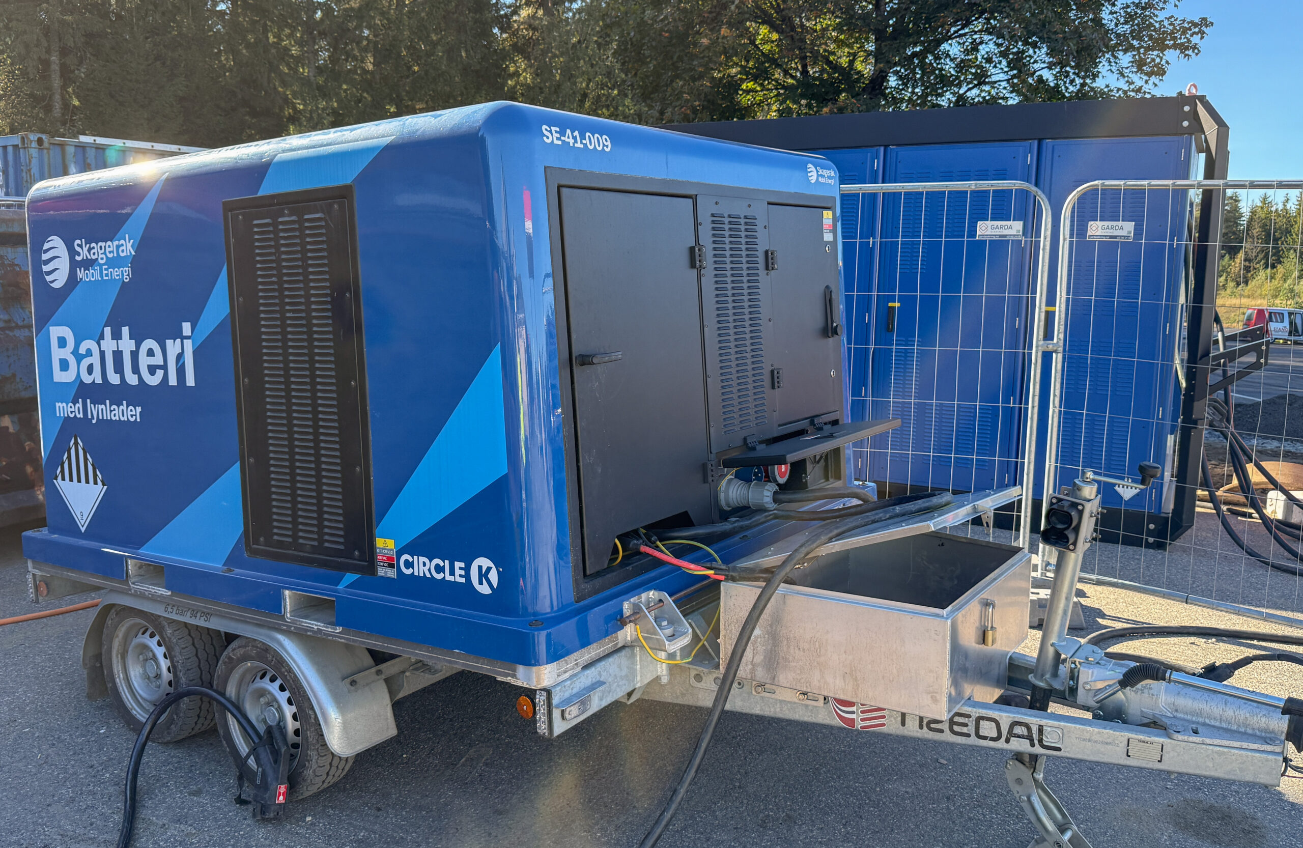 Ladehengeren Skagerak Move III har 232 kWh (292 kWh brutto) batterikapasitet og opptil 400 kW effekt, og er utstyrt med 2x CCS2-ladekabler. (Foto: Njål Hagen)