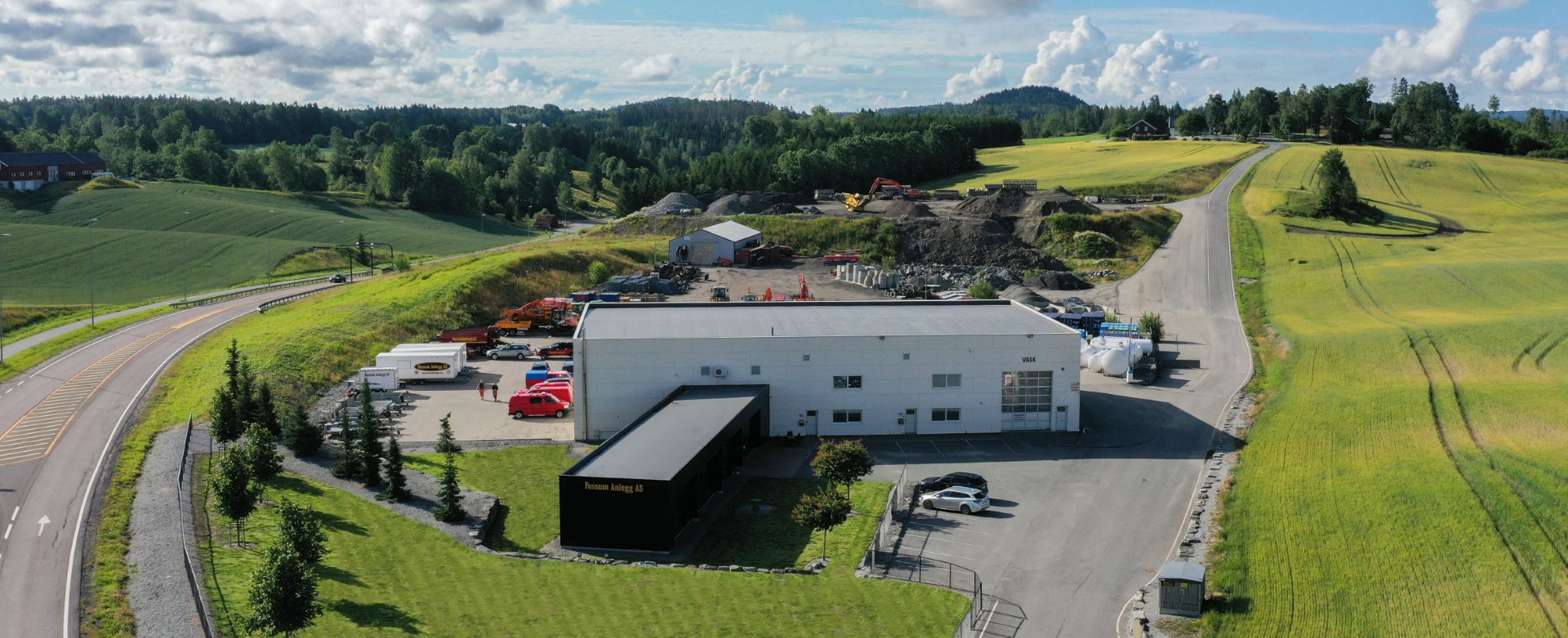 BASEN: Fossum Anlegg AS har kontor, verksted for lettere vedlikehold og arealer for resirkulering av masser i utkanten av Spydeberg. (Foto: Privat)