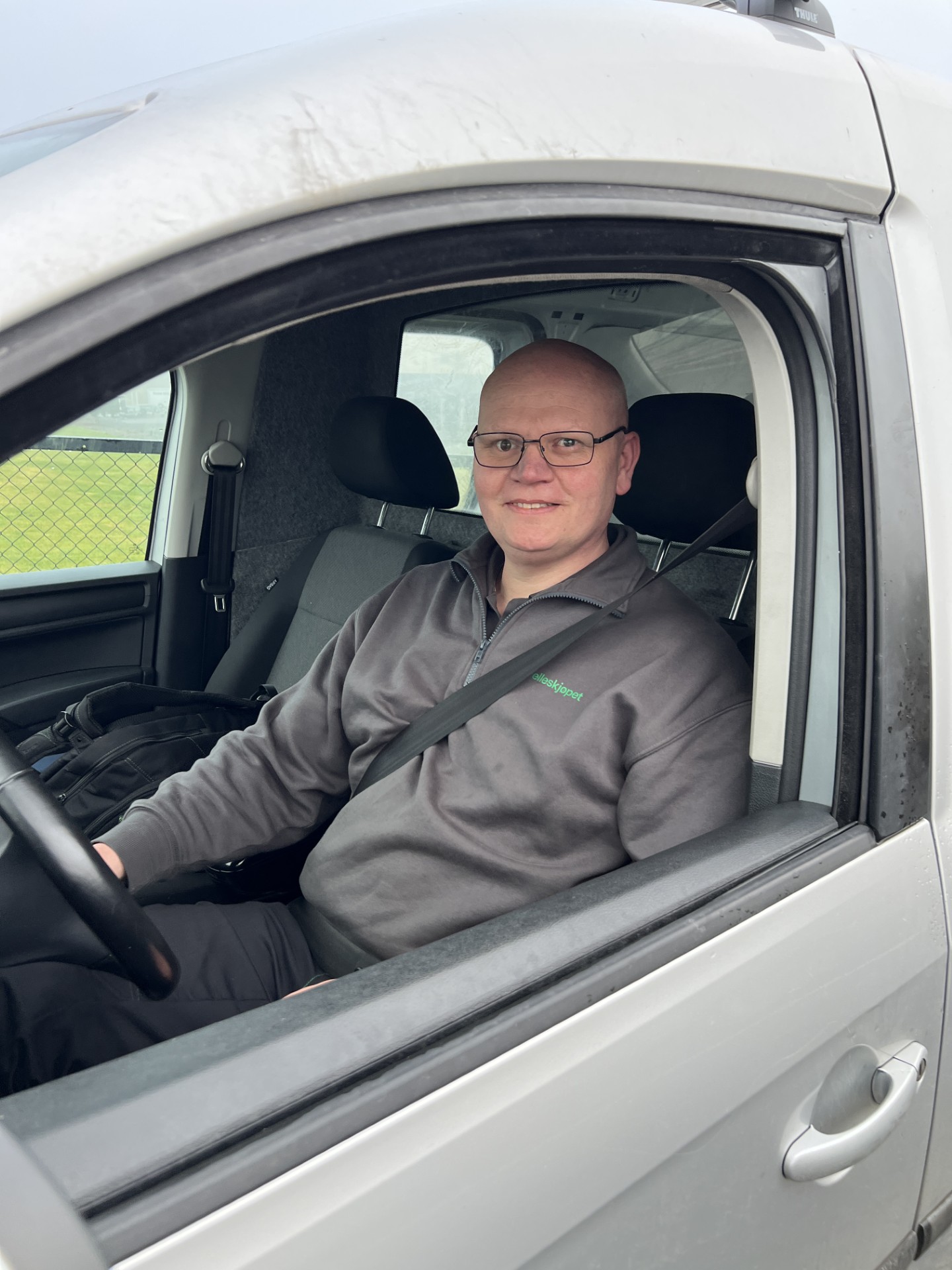 PÅ KUNDEBESØK: Verkstedleder Roy Wiggo Gabrielsen kommer gjerne på kundebesøk. (Foto: Karstein Brøndbo)