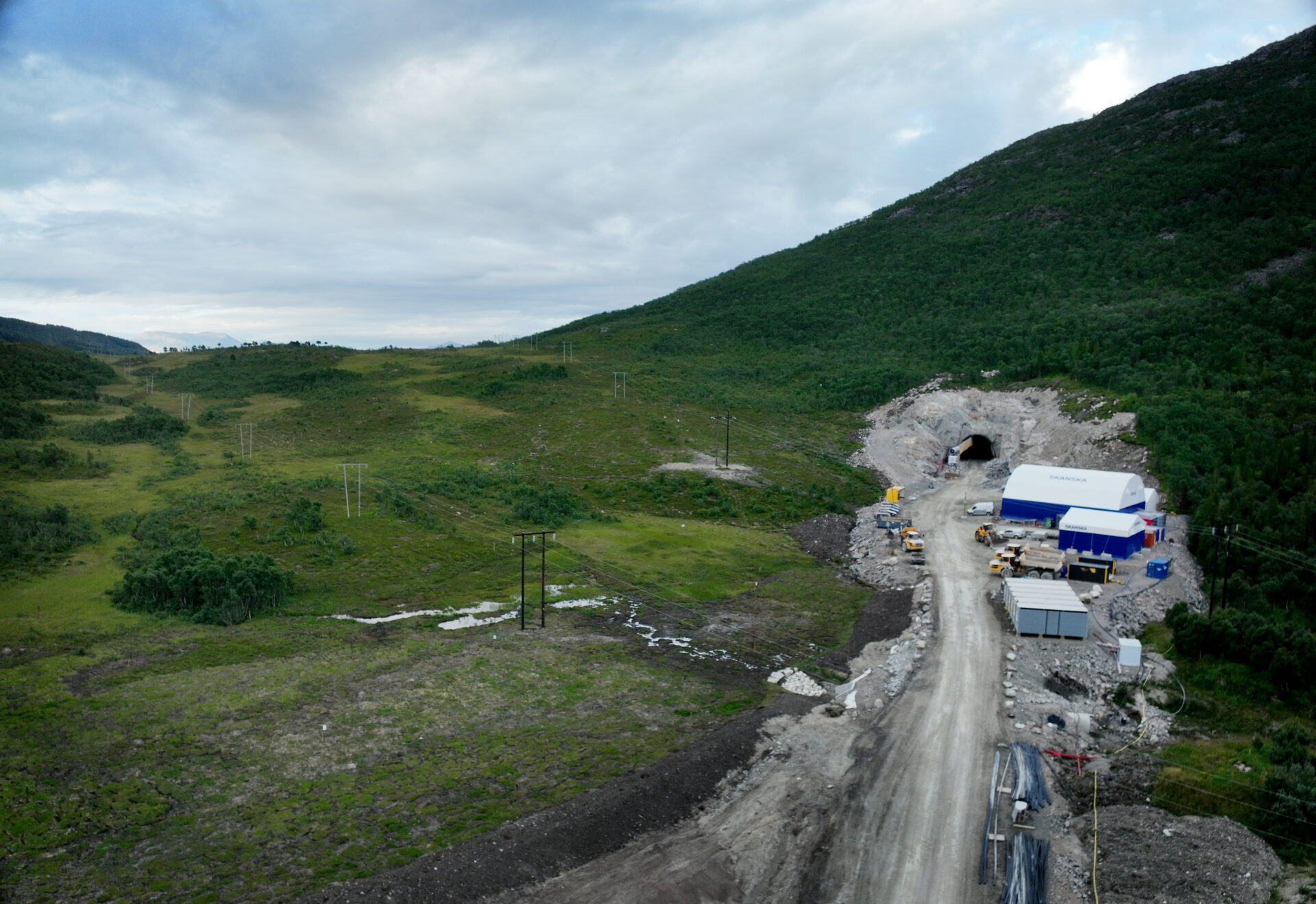 Gjennomslag: Onsdag 17. desember ble det mulig å kjøre igjennom Hårbergtunnelen med anleggsmaskiner på nye E10 ved Sandtorg/Hårvika (Foto: Anita Arntzen, Skanska Norge AS, Hålogalandsvegen AS)