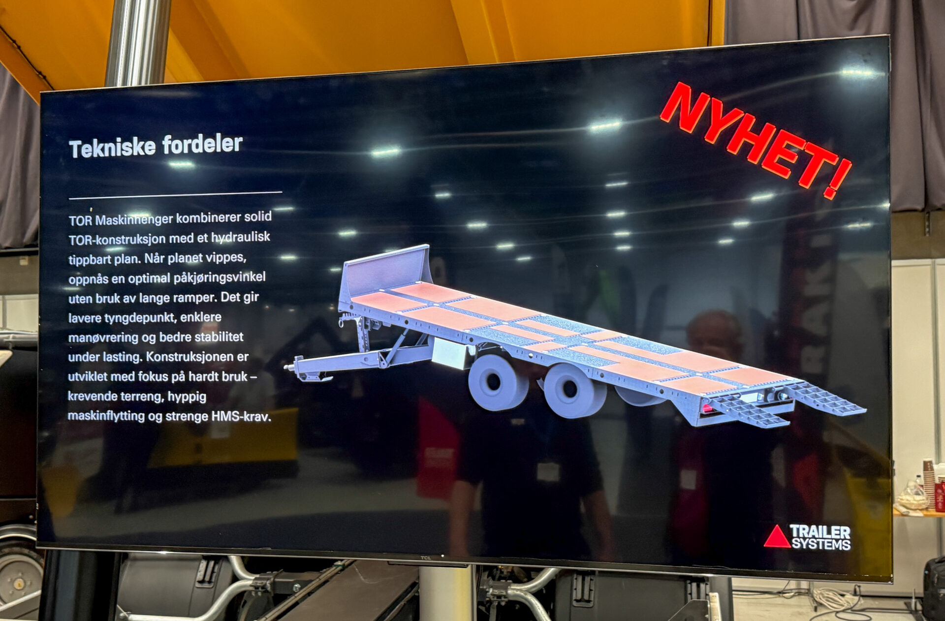 Den nye maskinhengeren TOR 16T40M fra Trailer Systems. Ved å vippe hele planet, i stedet for å bruke en fast knekk, oppnås det en helt jevn og kontrollert påkjøringsvinkel. (Njål Hagen)