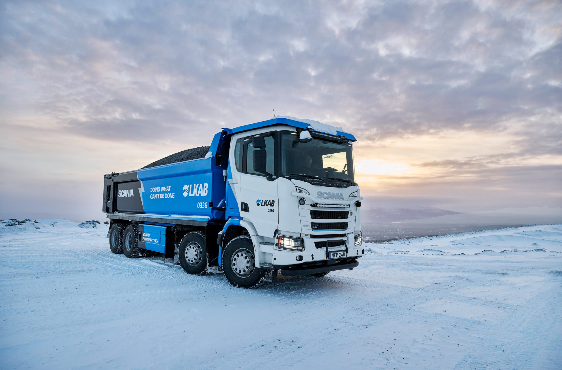 LKAB har tatt i bruk en elektrisk Scania 8x4 for å frakte gråberg. (Foto: Scania)