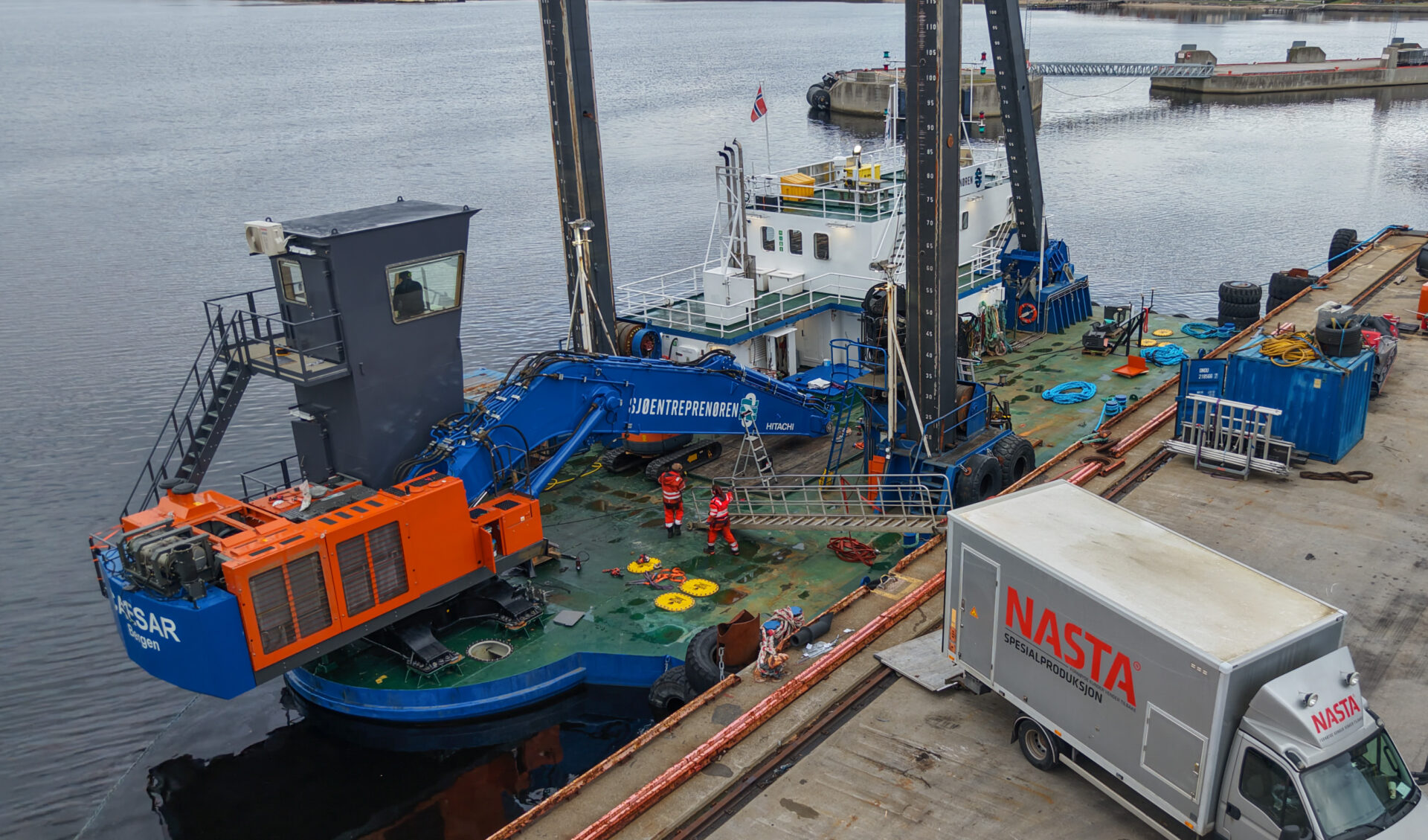 Hitachi EX1200-7 på plass på mudringslekteren MS Caesar til Sjøentreprenøren AS. (Foto: Nasta)
