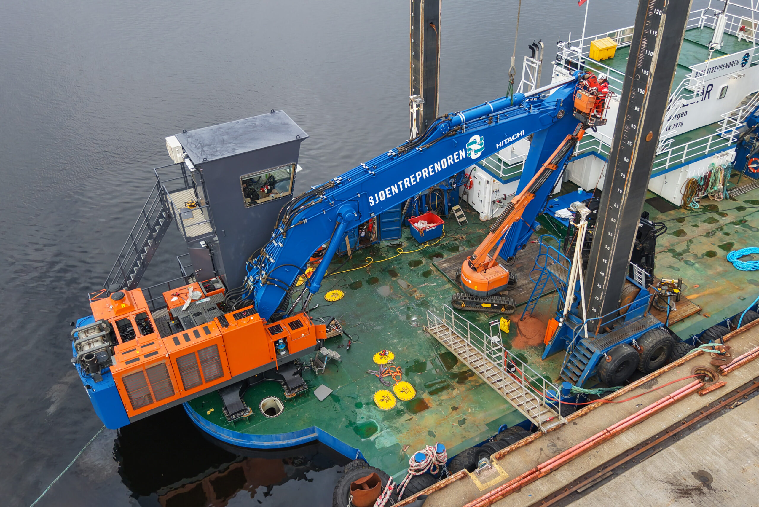 Her monteres stikka. Hitachi-maskinen leveres med to stikker – 6,1 og 9,8 meter. (Foto: Nasta)