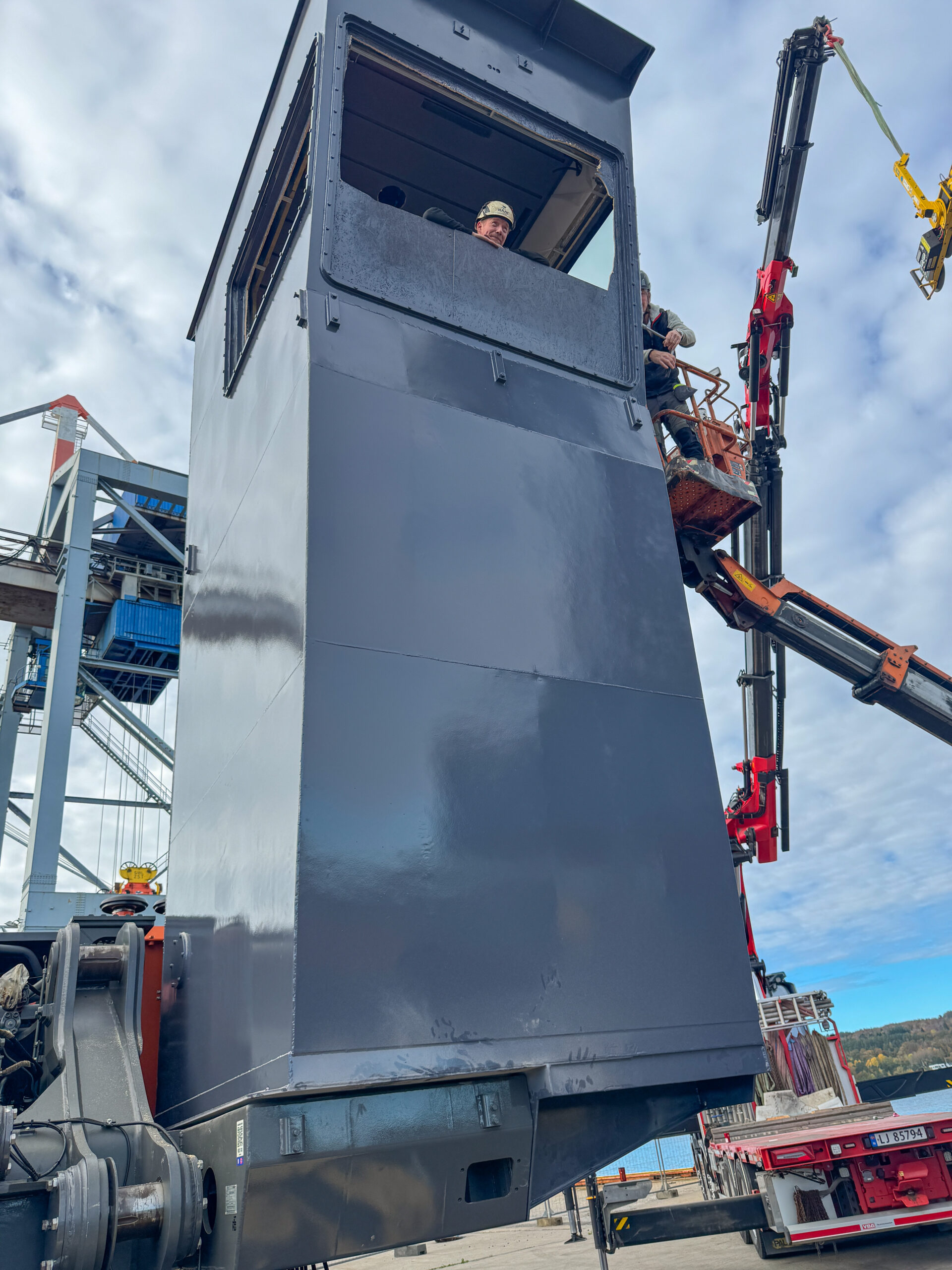 Førerhytta er totalt seks meter høy, er fullisolert med termoglass (ikke montert da bildet ble tatt) og har eget ventilasjonsanlegg. (Foto: Nasta)