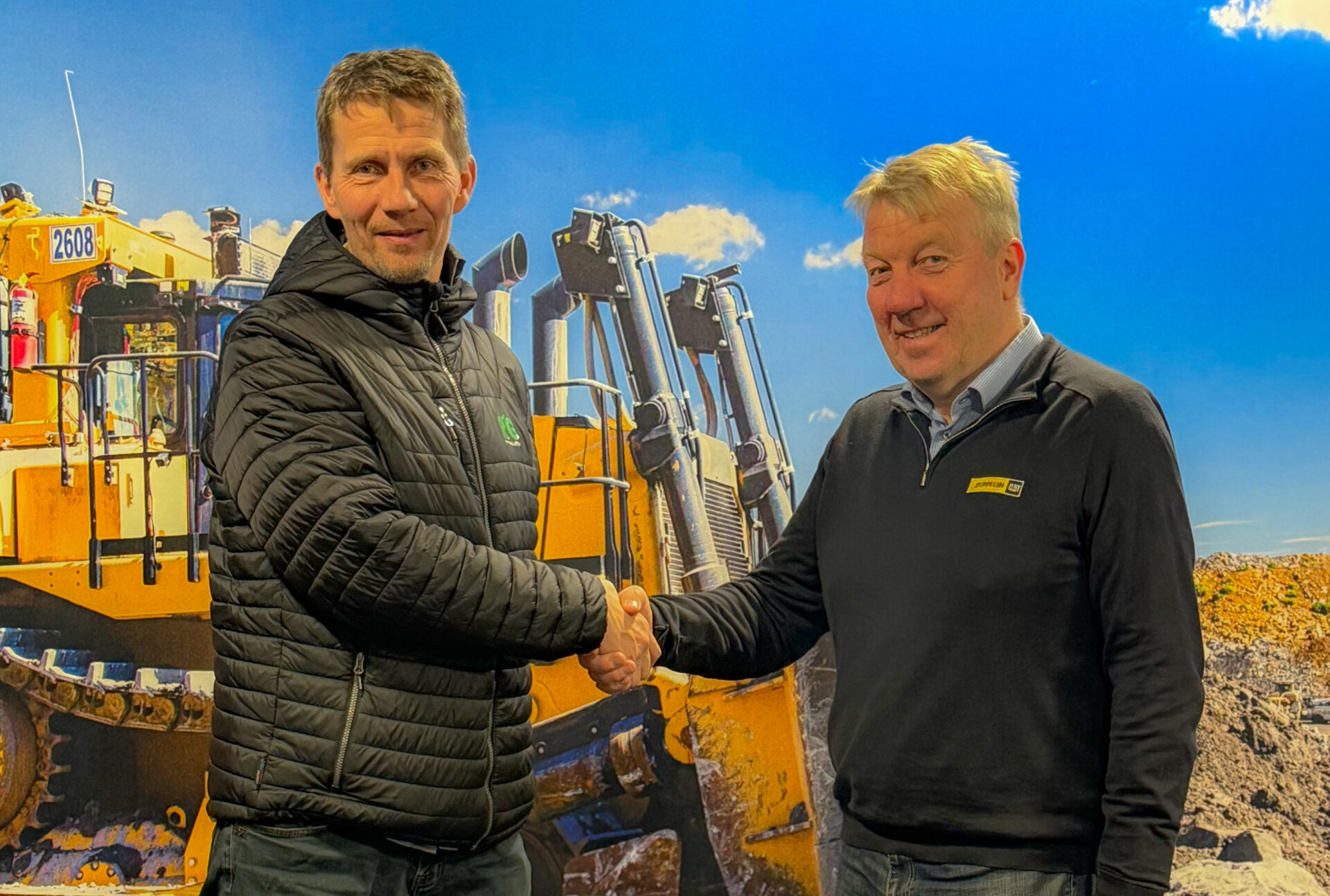 Kjøper og selger - Stian Eide (t.v.), Rental Group, og Gunder Grimsrud, Zeppelin Equipment. Rental Group kjøper 49 Cat-maskiner fra Zeppelin. (Foto: Zeppelin)