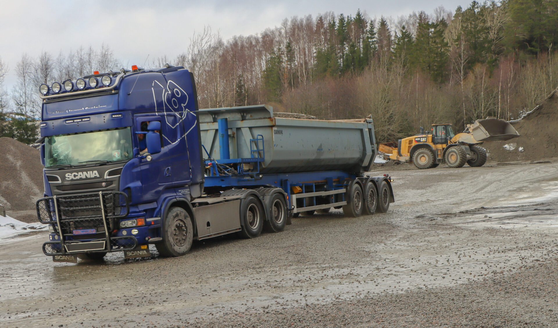 De nye totalvektene gjelder blant annet ikke for tippsemi, som blir mye brukt i anleggskjøring. (Foto: Njål Hagen)