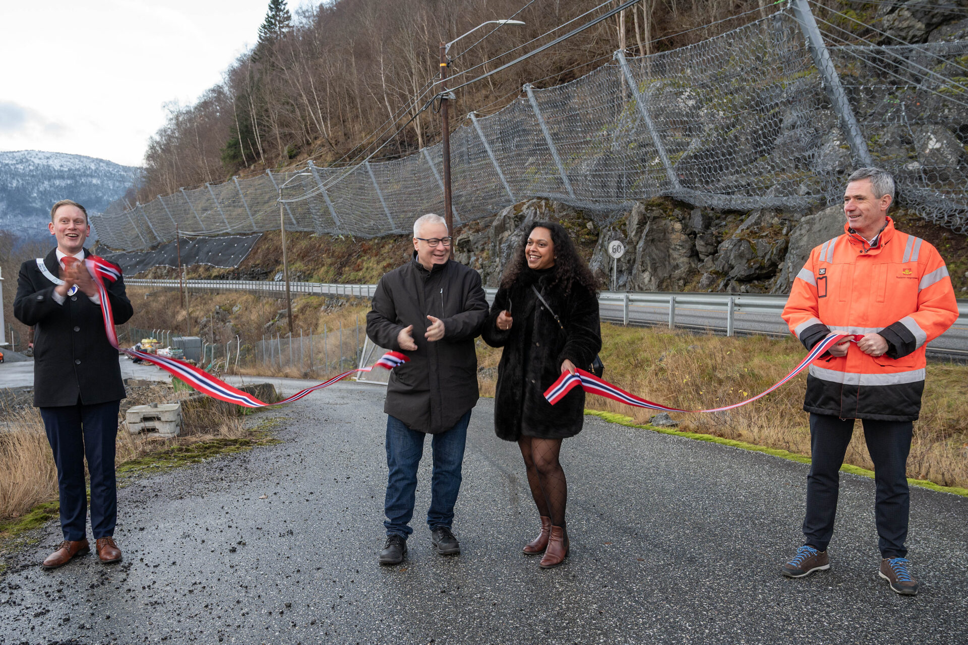 Nestleder Kamzy Gunaratnam i Stortingets transport- og kommunikasjonskomité klipte snoren. Sammen med leder Bård Hoksrud (Frp) er hun flankert av avdelingsdirektør Svenn Finden i Statens vegvesen (t.h.) og Sogndal-ordfører Stig Ove Ølmheim. (Foto: Ole Kristian Åset, Statens vegvesen)