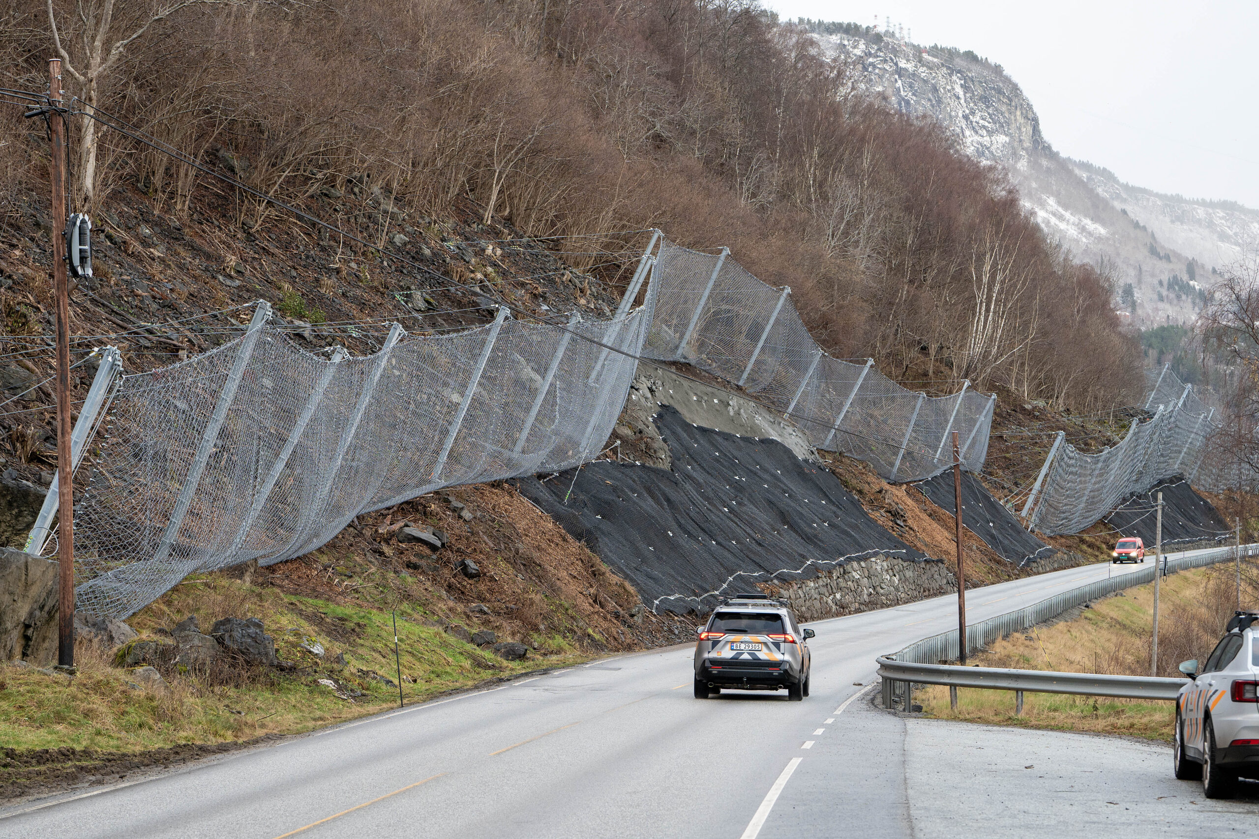 Rv. 13 i Ylvisåker i Sogndal er skredsikret. (Foto: Ole Kristian Åset, Statens vegvesen)