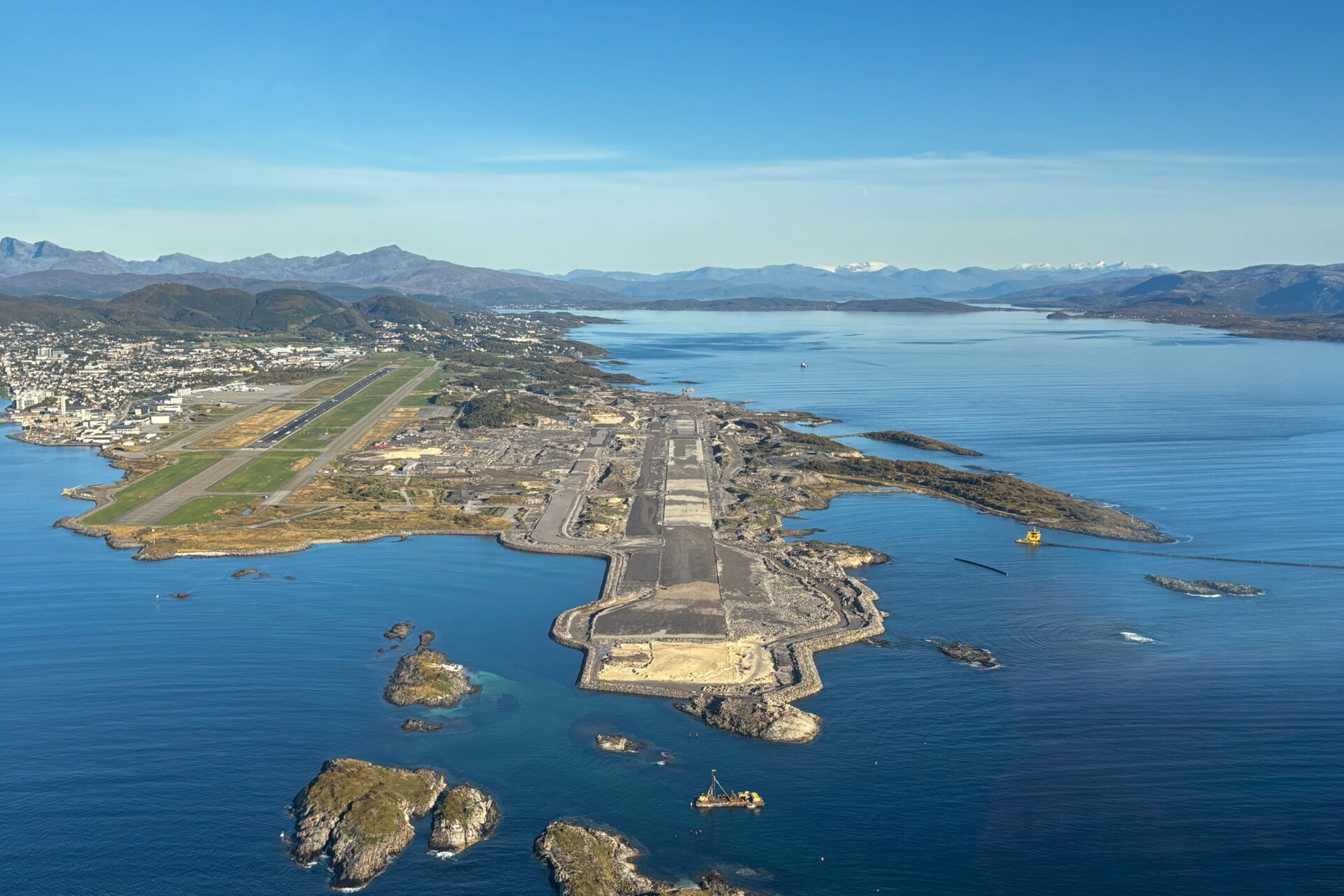 Fra fugleperspektiv får man god oversikt over hva som skjer. Lufthavnen flytter ca. 900 meter sørvest for dagens rullebane, som vil frigjøre store arealer til byutvikling. (Foto: John Eivind Skogøy/Avinor)
