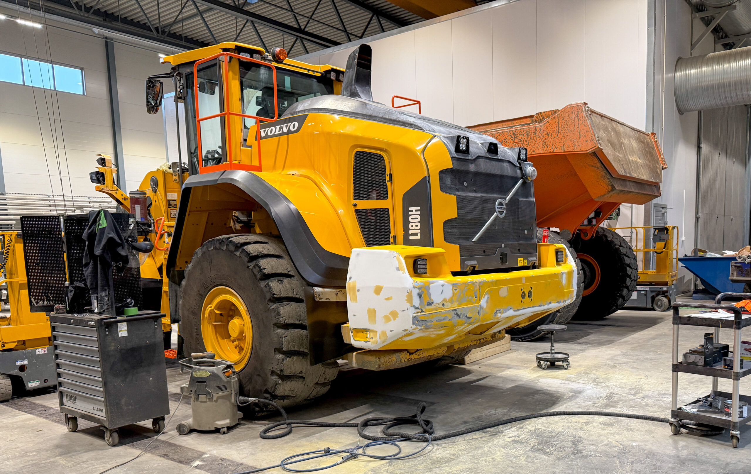 I skade- og lakkavdelingen repareres både RGs og andre kunders maskiner og tyngre kjøretøy. Servicesenteret er godkjent skadeverksted 02 og kjøretøyverksted 03 i Statens vegvesen. (Foto: Njål Hagen)