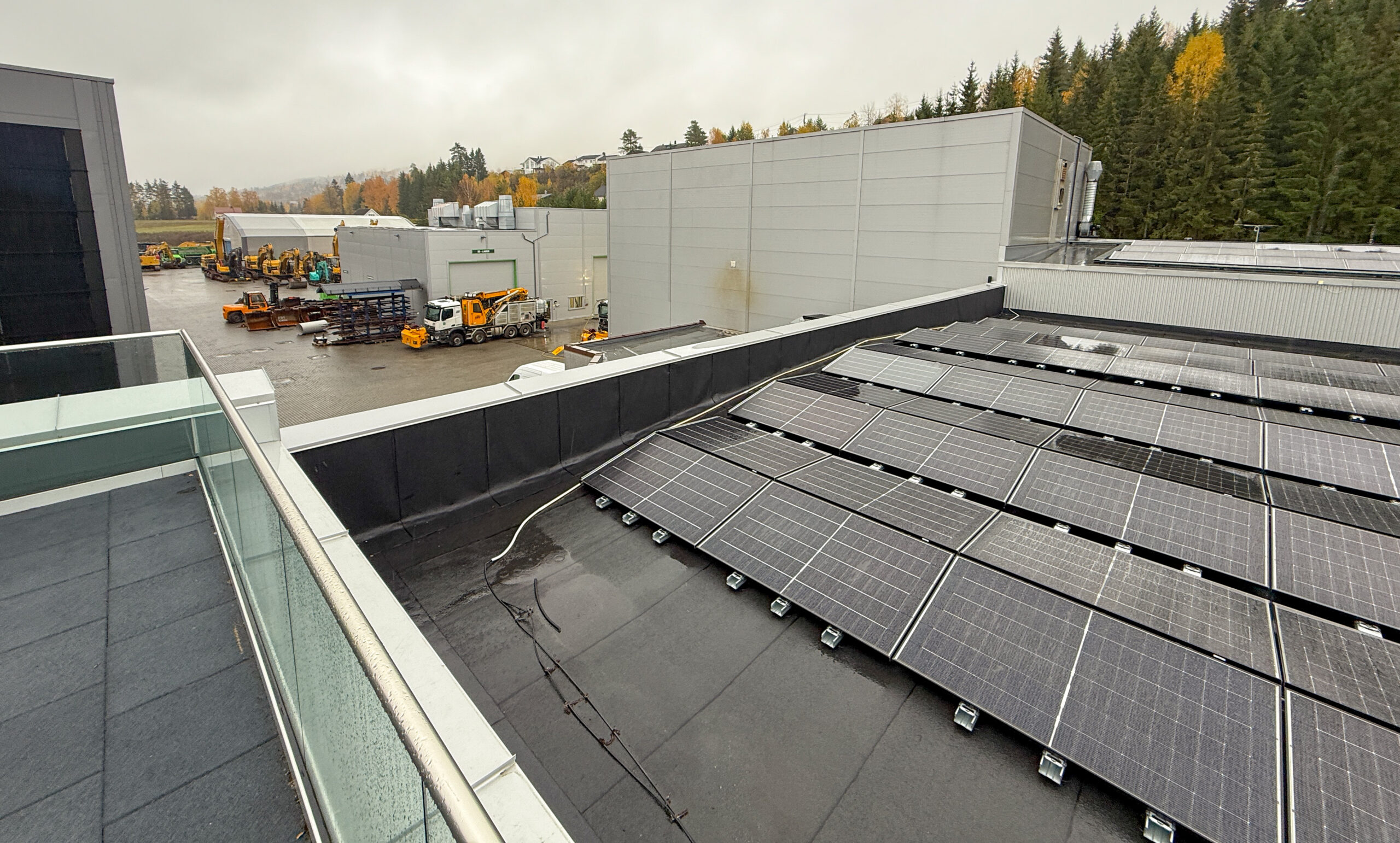 Servicesenteret varmes opp av 27 energibrønner og 2000 solcellepaneler gir strøm til mye av driften. (Foto: Njål Hagen)