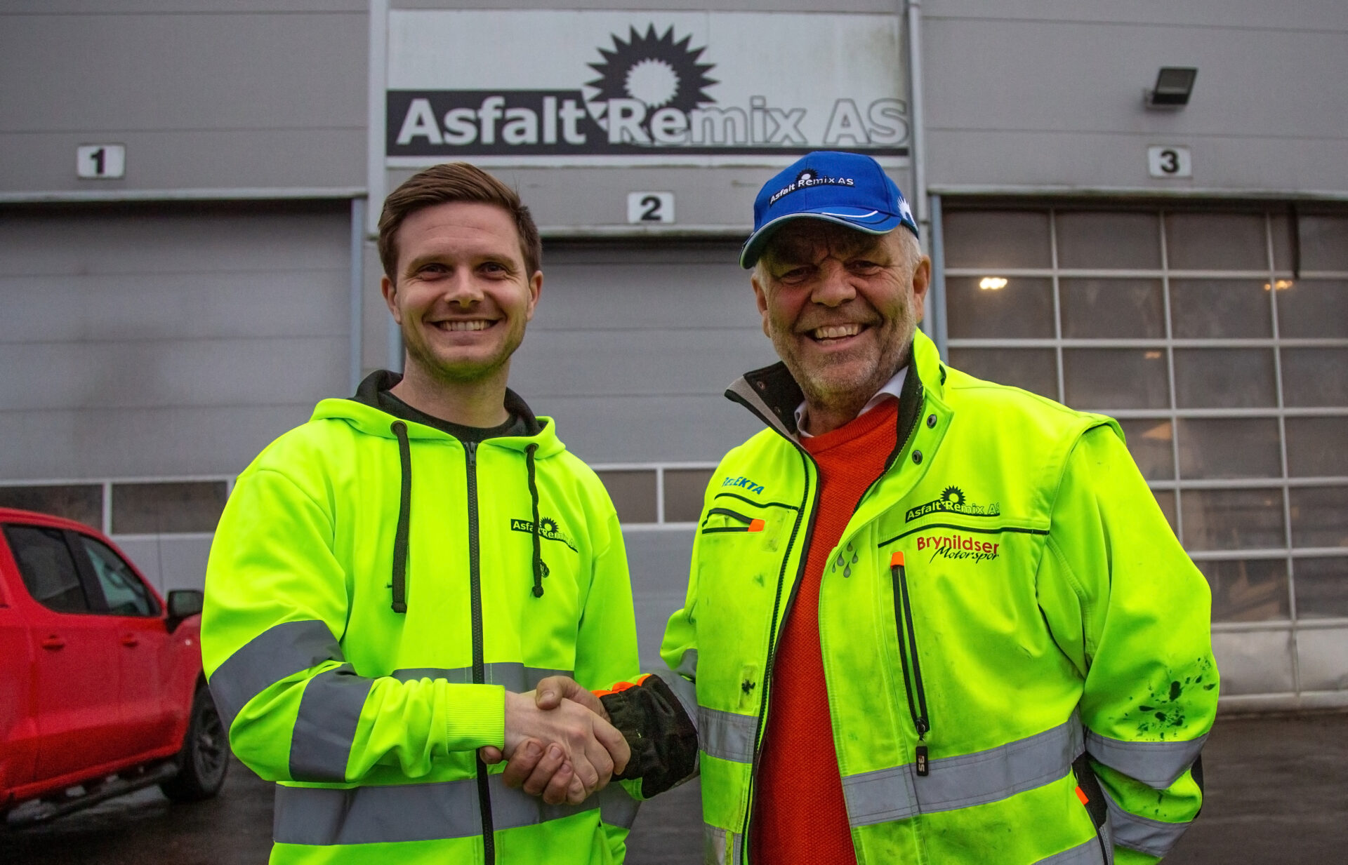 Per Brynildsen gir stafettpinnen videre til svigersønnen Jørn Norum Listerud. (Foto: Runar F. Daler)