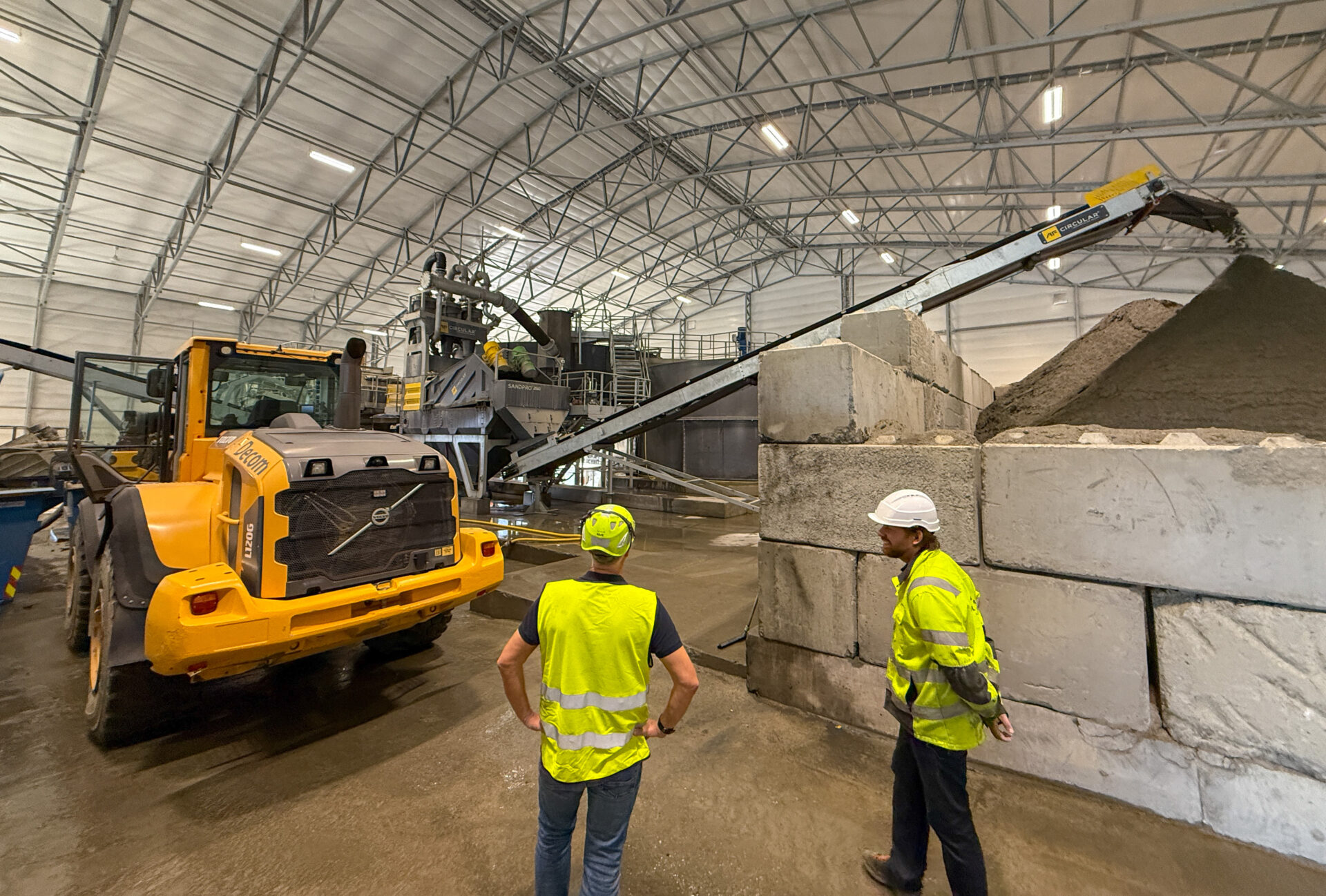 Rimol Miljøpark er landets mest høyteknologiske mottak for rensing og resirkulering av forurenset masse. Anlegget mottar mellom 150 000 og 200 000 tonn masser i året. (Foto: Njål Hagen)