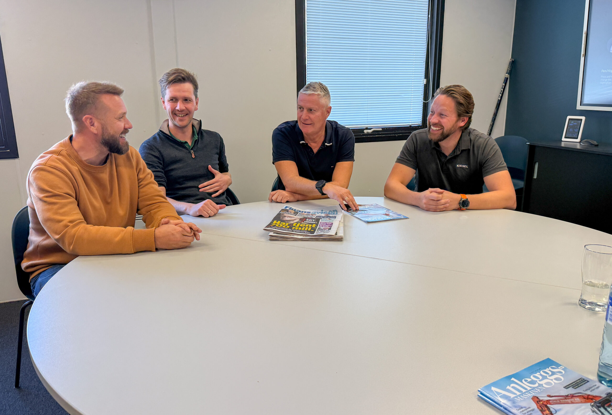 God stemning rundt bordet. Fra venstre: Magnus Stedenfeldt, avdelingsdirektør Miljøpark, Mads Pettersen, leder for sirkulære løsninger, Sturla Sørhøy, daglig leder Rimol Miljøpark, og Odd Einar Nørjordet, produktsjef hos Kiesel Norge AS. (Foto: Njål Hagen)