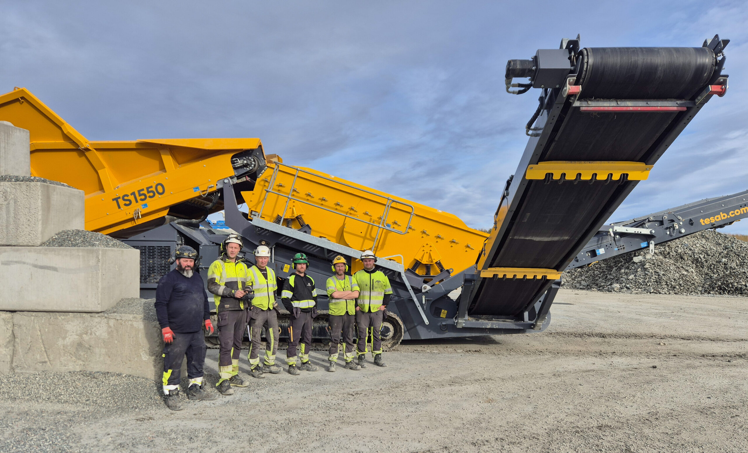 Bildet ble tatt i forbindelse med igangkjøringen av Tesab-verket. TS1550 har bred innmatingsåpning, siktekasse på 4,88 m x 1,53 m og veier 32,6 tonn. Maskinen ble levert med full igangkjøring, operatøropplæring med teknisk gjennomgang og dokumentasjon. Kiesel tilbyr telematikk-løsning for løpende overvåkning av driftstimer, serviceintervaller og nøkkeltall. (Foto: Njål Hagen)
