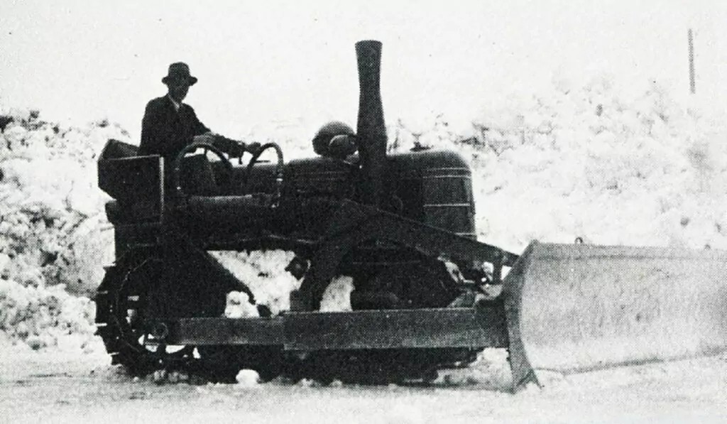Selskapets første maskin var en engelskprodusert Fowler på seks tonn. Med en innkjøpspris på 40 000 kroner var det en stor investering i 1950. (Foto: Privat)