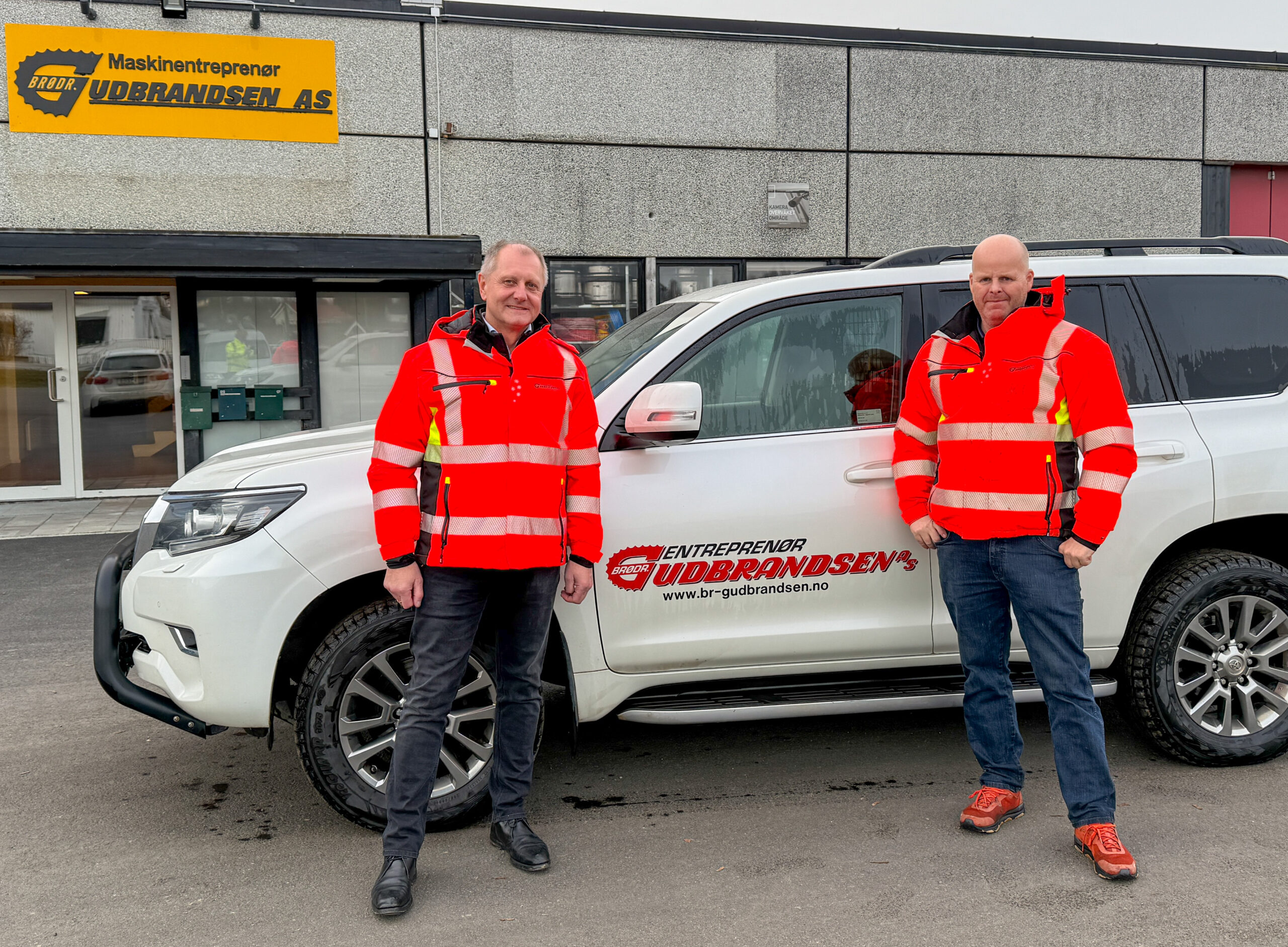 Etter to generasjoner med Gudbrandsen i sjefsstolen, overtok Frode Tangsveen (t.v.) som daglig leder i 2022. Her er han avbildet sammen med prosjektsjef Rolf Anders Faraas. (Foto: Njål Hagen)