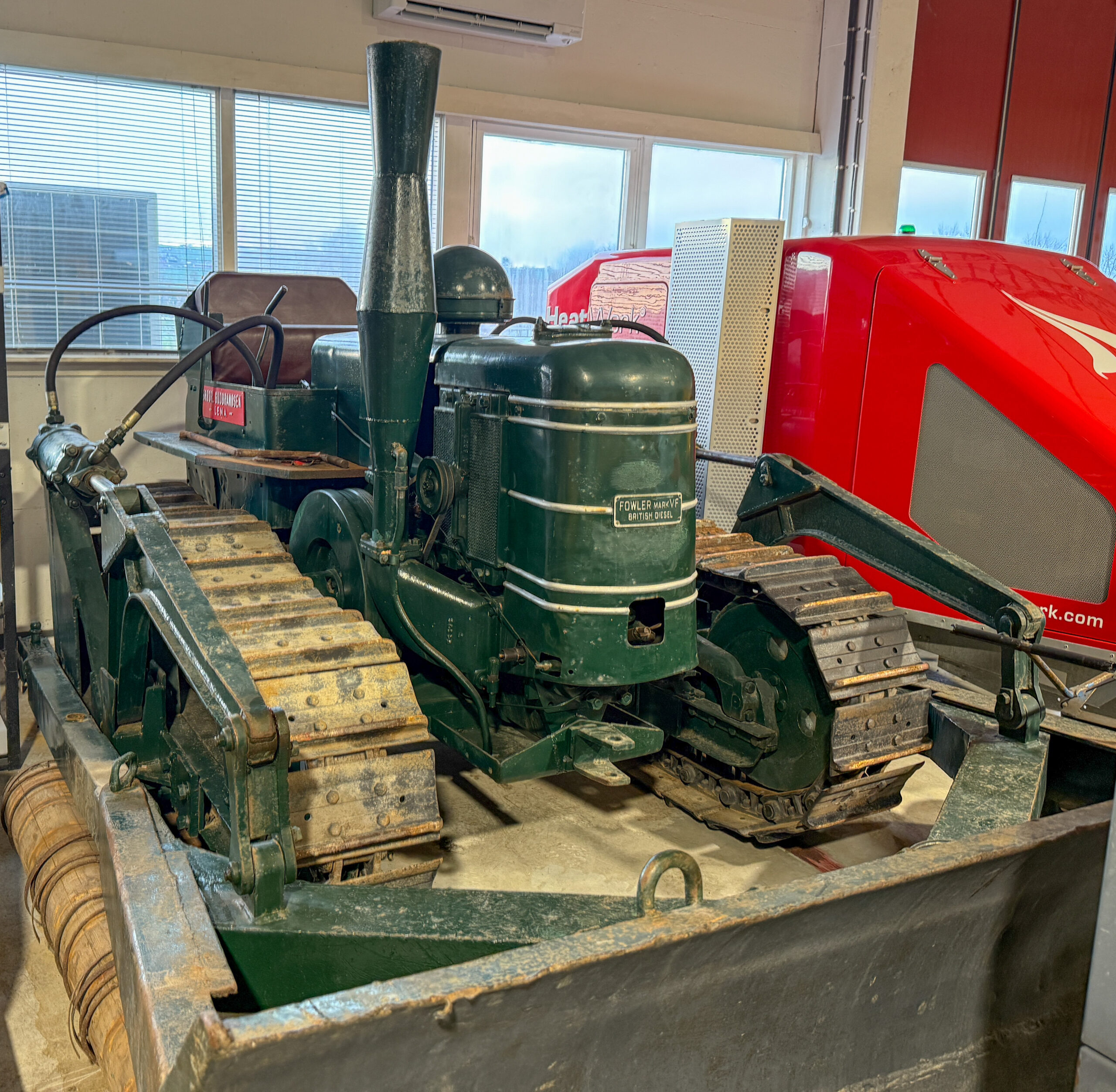 Selskapets første maskin, Fowler-doseren, er fortsatt en del av maskinparken, men tas kun frem ved spesielle anledninger. Sist gang var i forbindelse med 75-års jubileumsfesten i september. (Foto: Njål Hagen)