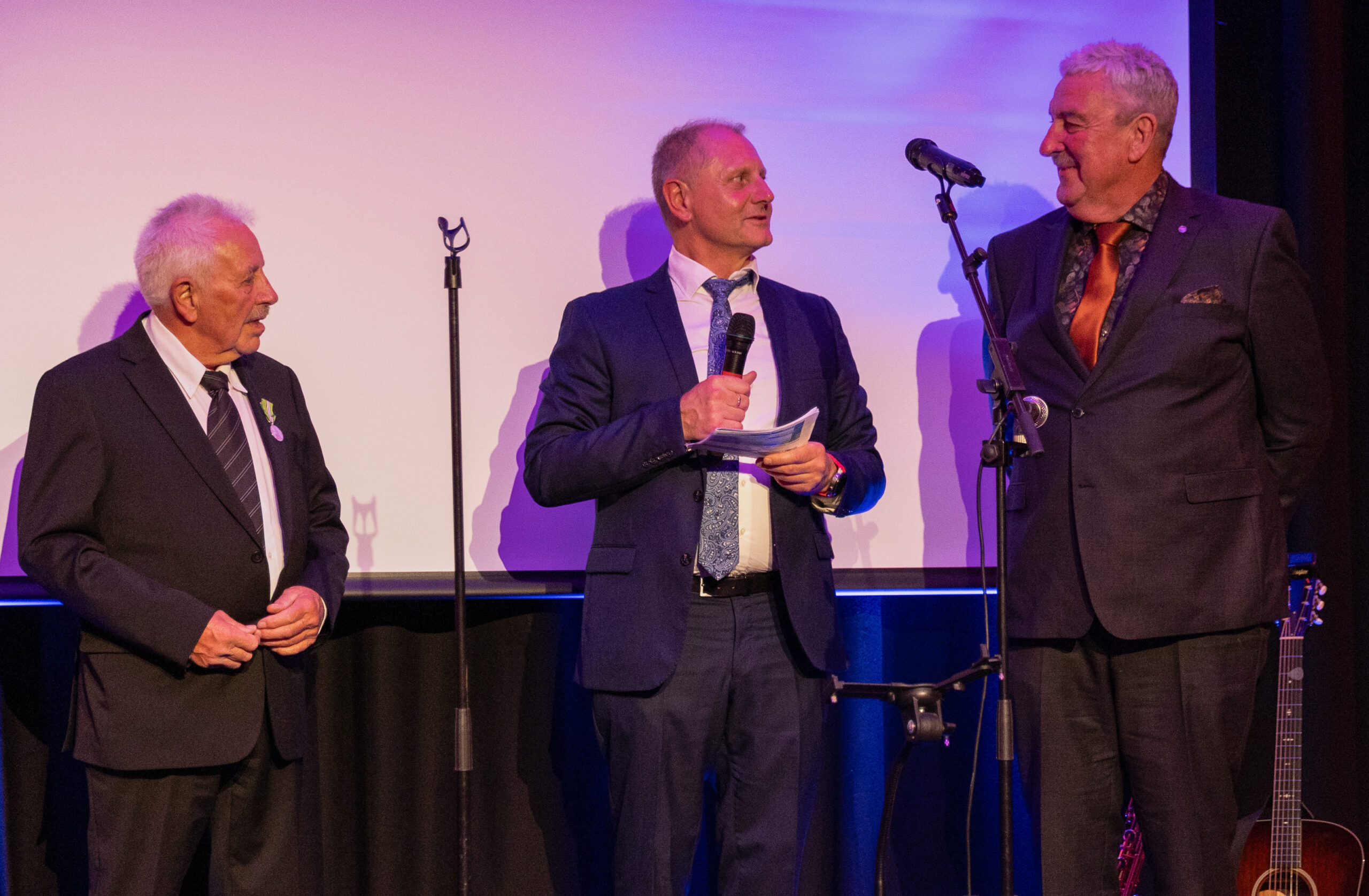 Under jubileumsfesten ble de to med lengst fartstid i selskapet tatt opp på scenen. Fra venstre: Odd Grøtberg, som har vært ansatt i 55 år, Frode Tangsveen, daglig leder, og Magne Frodahl, ansatt i vel 50 år. (Foto: privat)