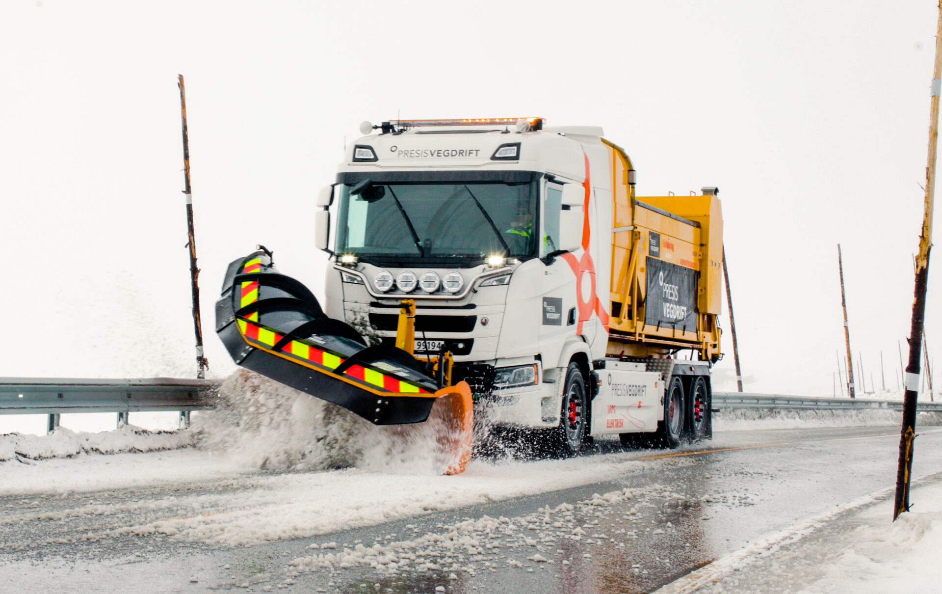 NLF og MEF er skeptiske til at Statens vegvesen skal kreve bruk av elektriske lastebiler til brøyting. Dette er den elektriske lastebilen som ble brukt på Hardangervidda i fjor vinter. (Foto: Statens vegvesen)