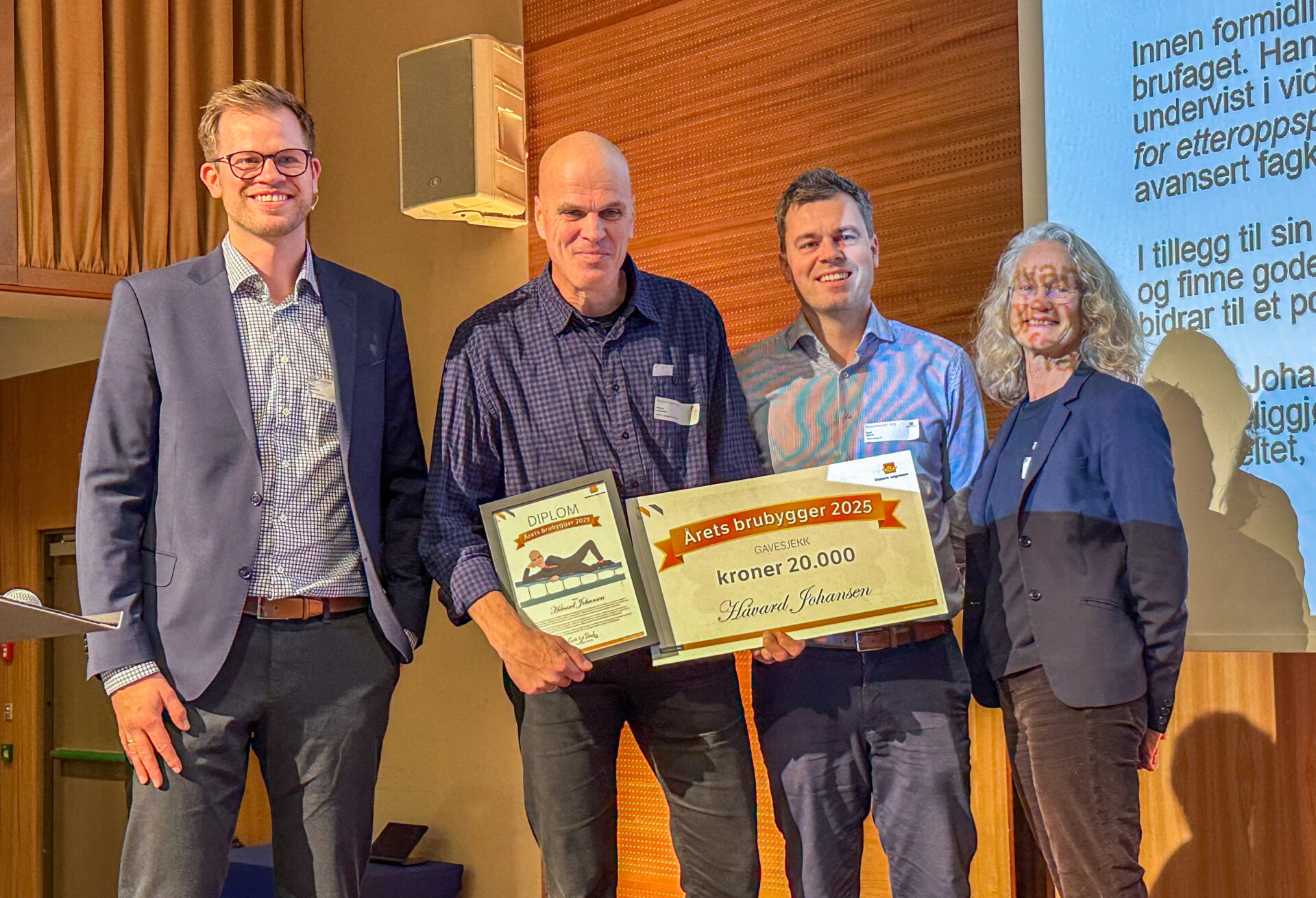 Håvard Johansen fra Statens vegvesen ble hedret med tittelen «Årets brobygger». Her sammen med Bjørn Tangvald (t.v.), Kjetil Rørvik og Bettina Gerti Groß, fra juryen. (Foto: Runar F. Daler)