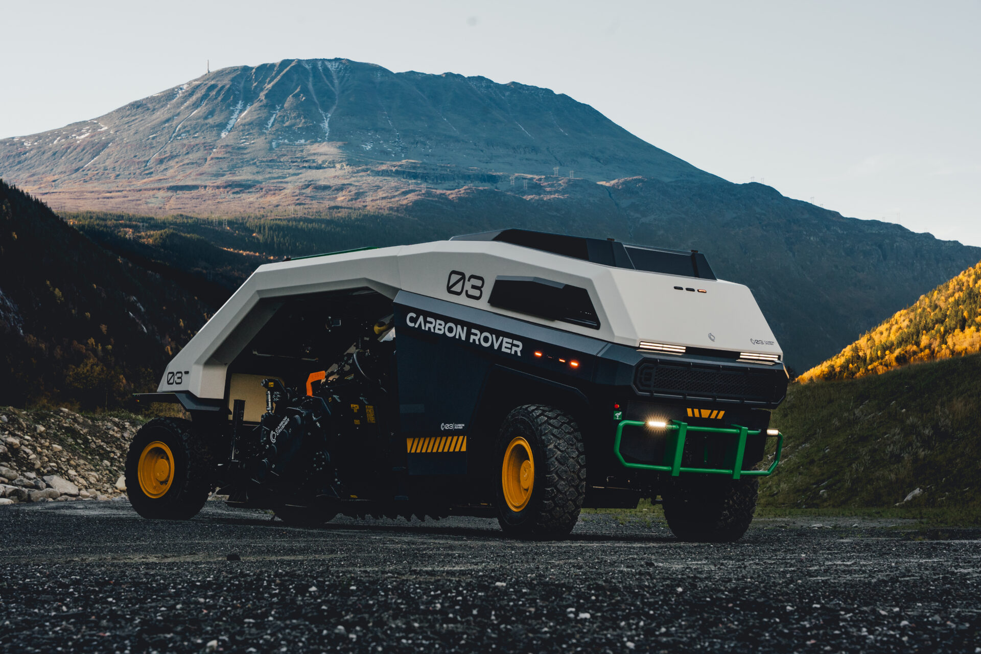 Den ubemannede maskinen Carbon Rover, fra selskapet Carbon Crusher, rehabiliterer og forsterker veier i én operasjon. (Foto: Carbon Crusher)