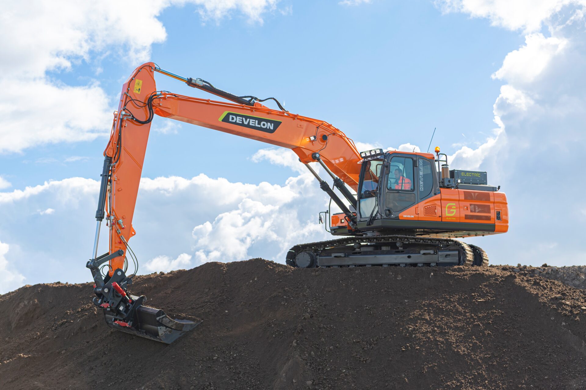 Develon lanserer en rekke nye elektriske maskiner med batterikapasitet, som ifølge Rosendal Maskin gjør at maskinene vil få en driftstid på minimum en arbeidsdag. DX250LCE-7 er en elektrisk beltegraver på 27 tonn med batterikapasitet på 570 kWh. (Foto: Develon)