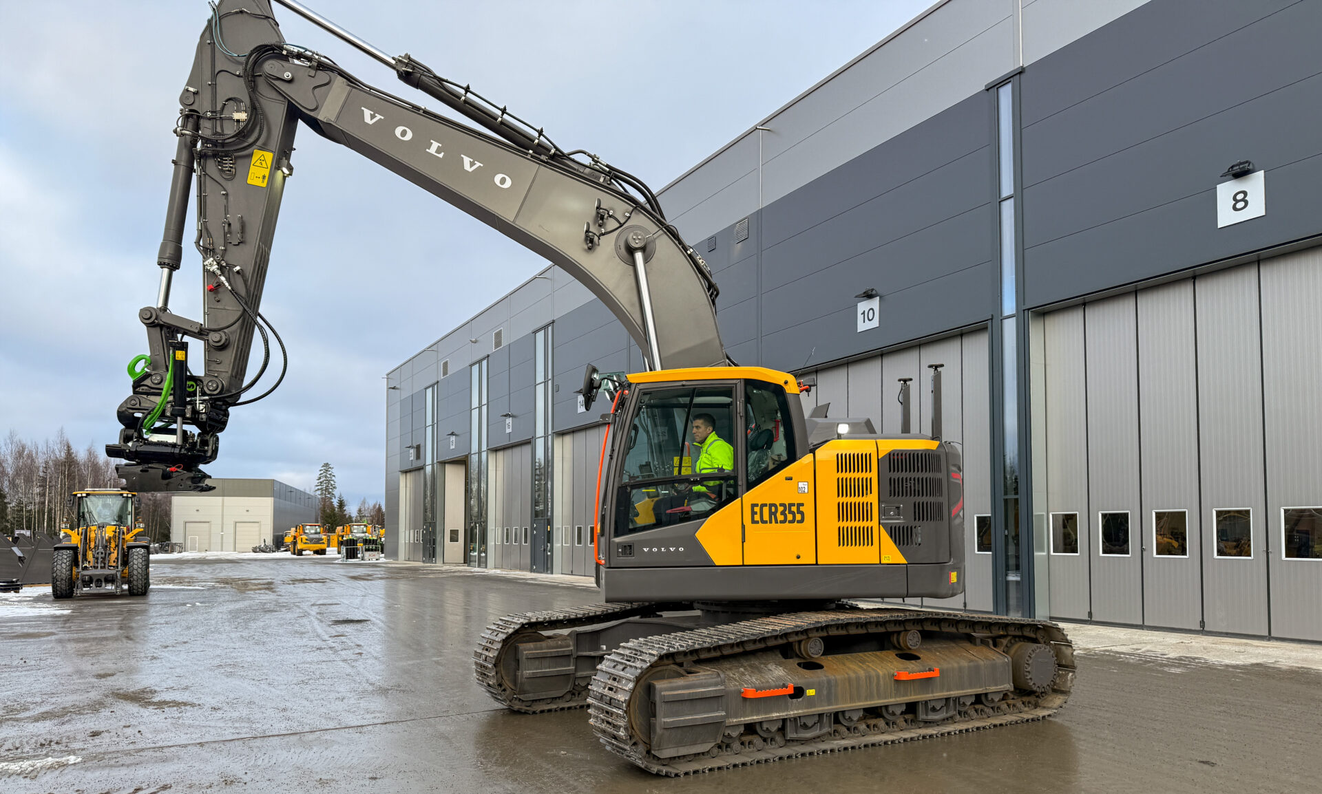 Dette er første Volvo ECR 355 på norsk jord, og den største korthekkeren til Volvo. Etter en vask og klargjøring skal 35-tonneren ut på demo-tur. (Foto: Njål Hagen)