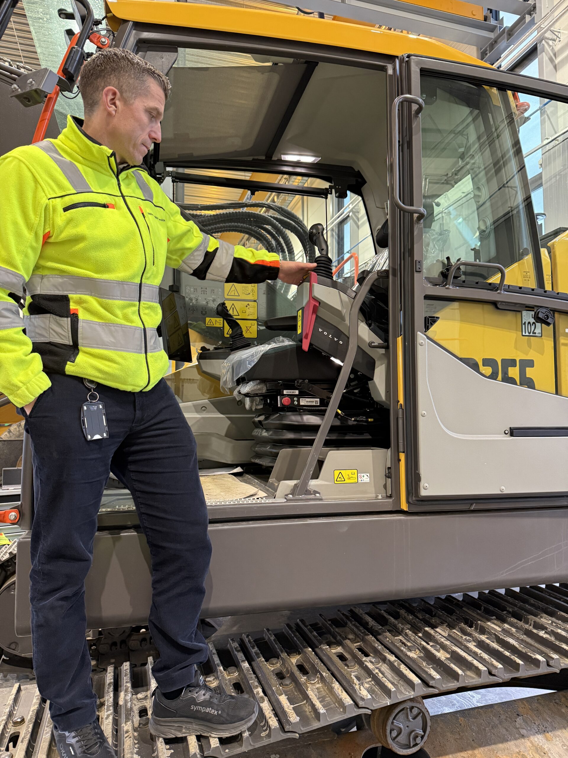 Venstre armlene løftes enkelt opp, og har integrert innsteglys. (Foto: Njål Hagen)