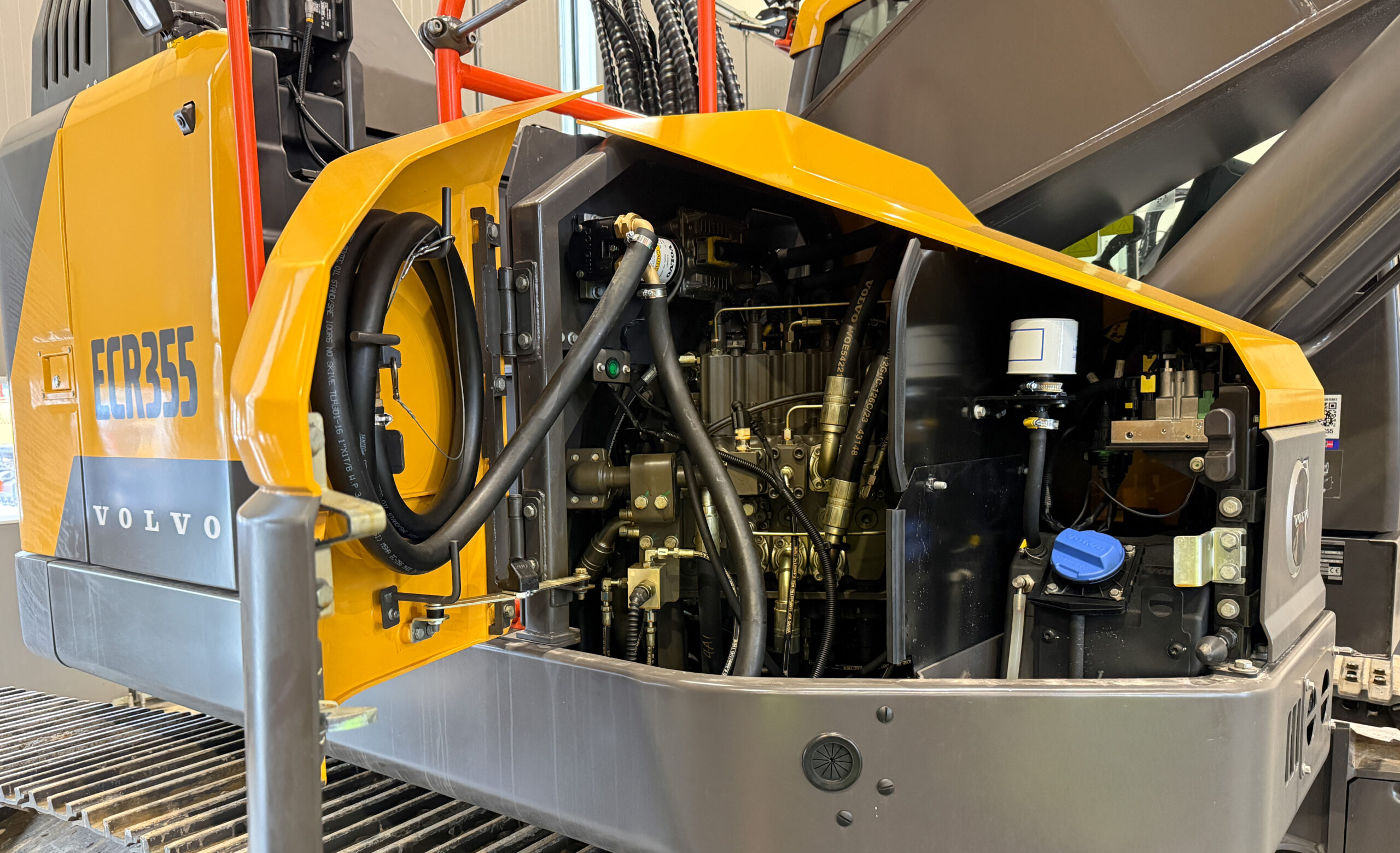 Bunkringspumpe og påfylling av AdBlue er lett tilgjengelig fra bakkenivå. (Foto: Njål Hagen