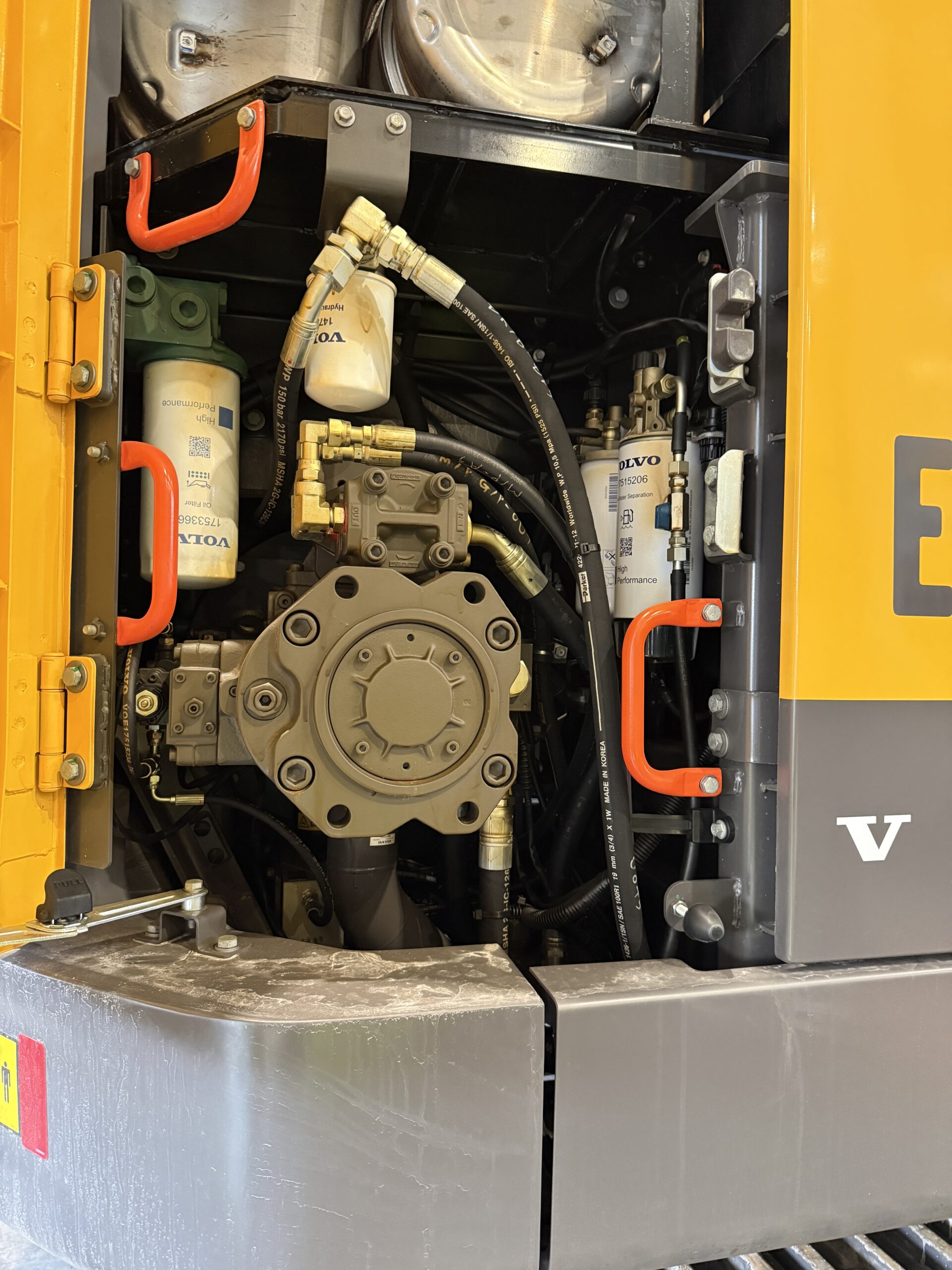 Alle servicepunkt nås fra bakkenivå. Det er montert stengekran på dieseltilførselen for å unngå søl ved bytte av dieselfilter. (Foto: Njål Hagen)