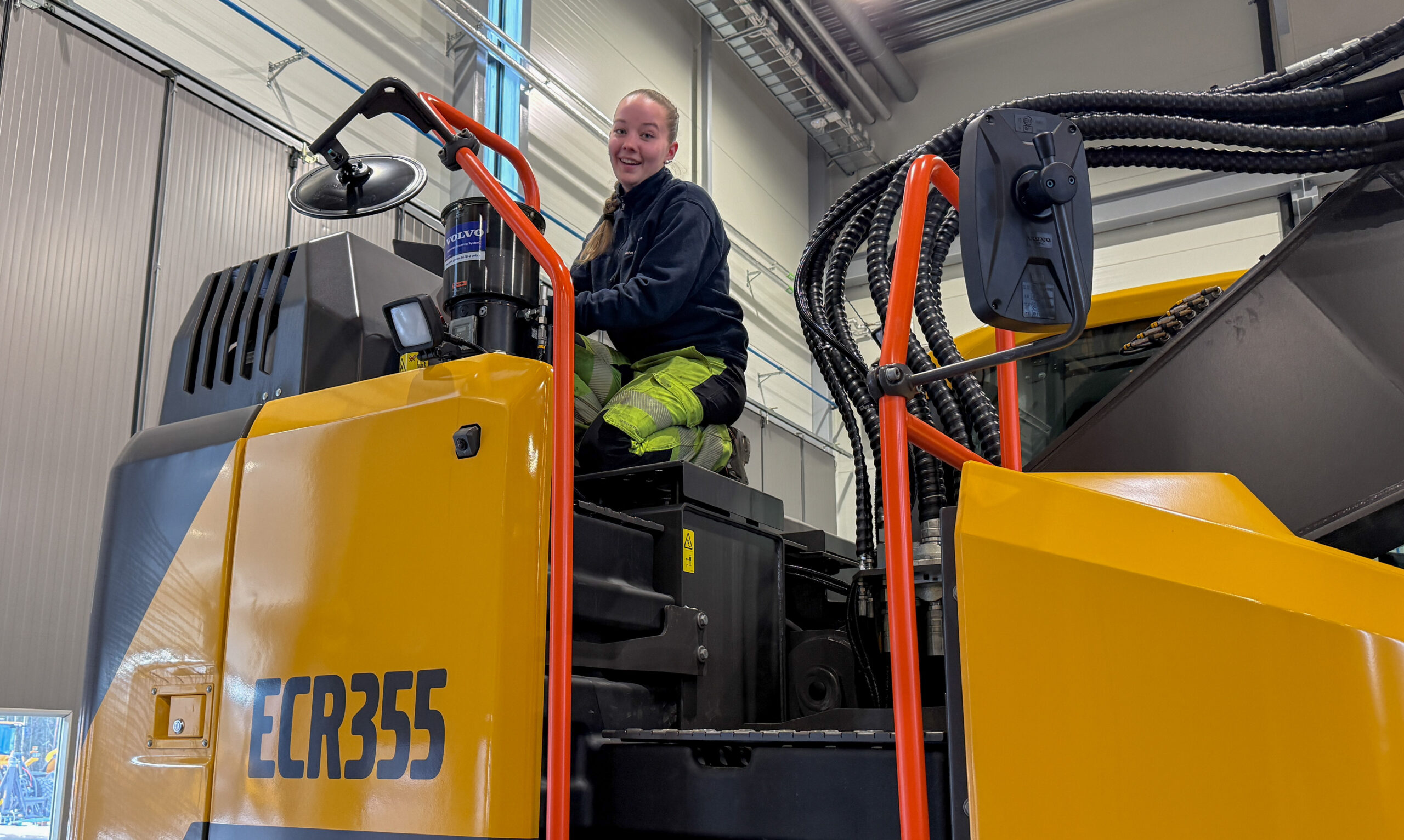 Lærling Sarah Hoggart står for klargjøringen av den helt nye modellen. (Foto: Njål Hagen)
