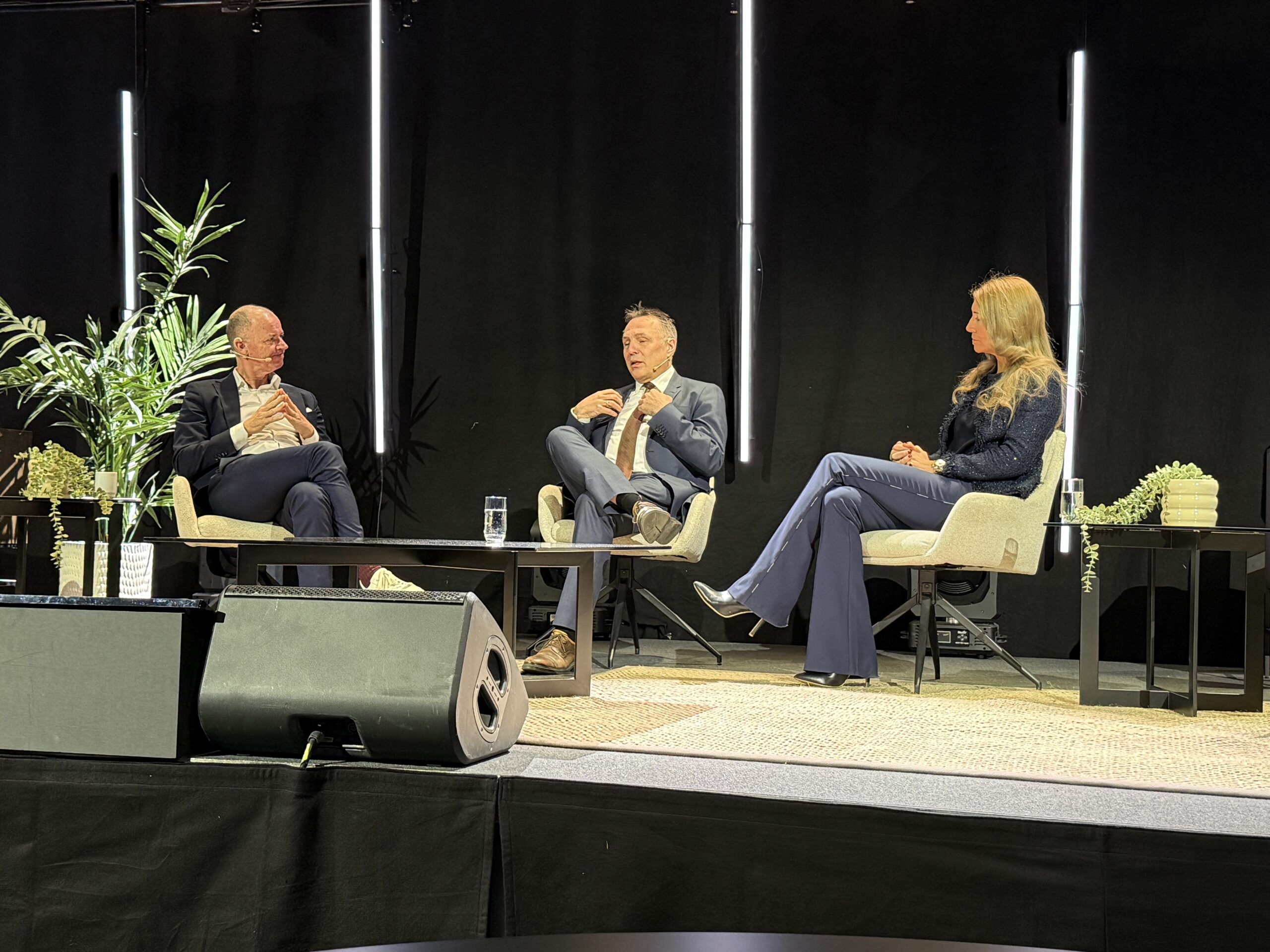 Anlegg Norge ble åpnet med gode samtaler fra scenen. Her er Roger Ingebrigtsen, nestleder i MEF og Julie Brodtkorb, adm.dir. i MEF, i samtale med forsvarsminister Tore O. Sandvik (Ap). (Foto: Njål Hagen) 