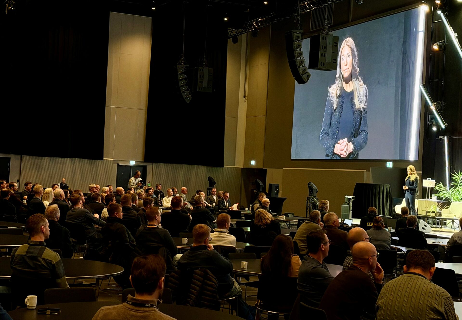 Fra Arctic Entrepreneur til Anlegg Norge – Maskinentreprenørenes Forbunds treff på Gardermoen har byttet navn og flyttet fra The Qube til Thon Congress Gardermoen. MEF-sjefen, Julie Brodtkorb, ønsket 1600 deltaker velkommen til årets arrangement. (Foto: Runar F. Daler)